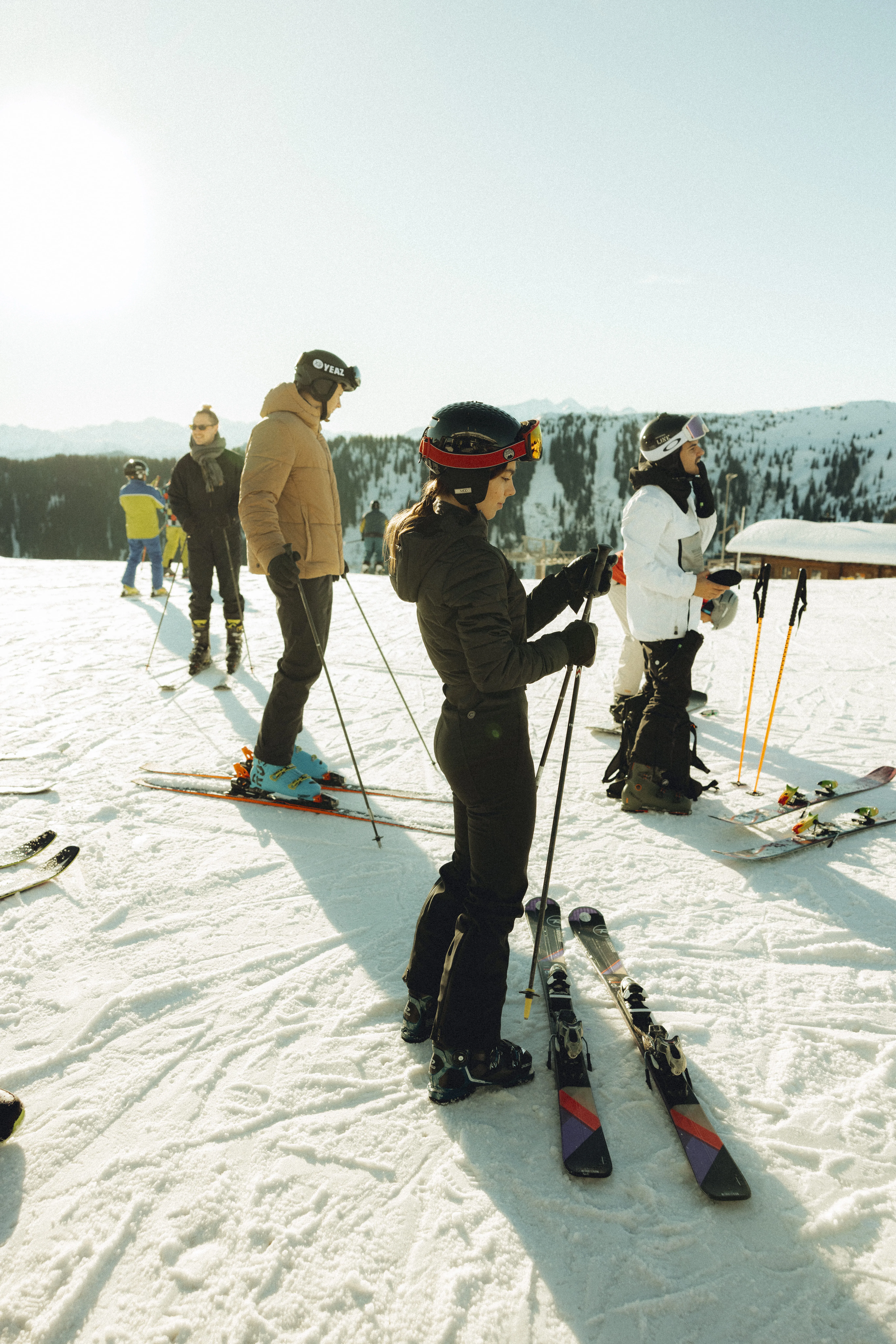 Skifahrer in der Sonne am Berggipfel