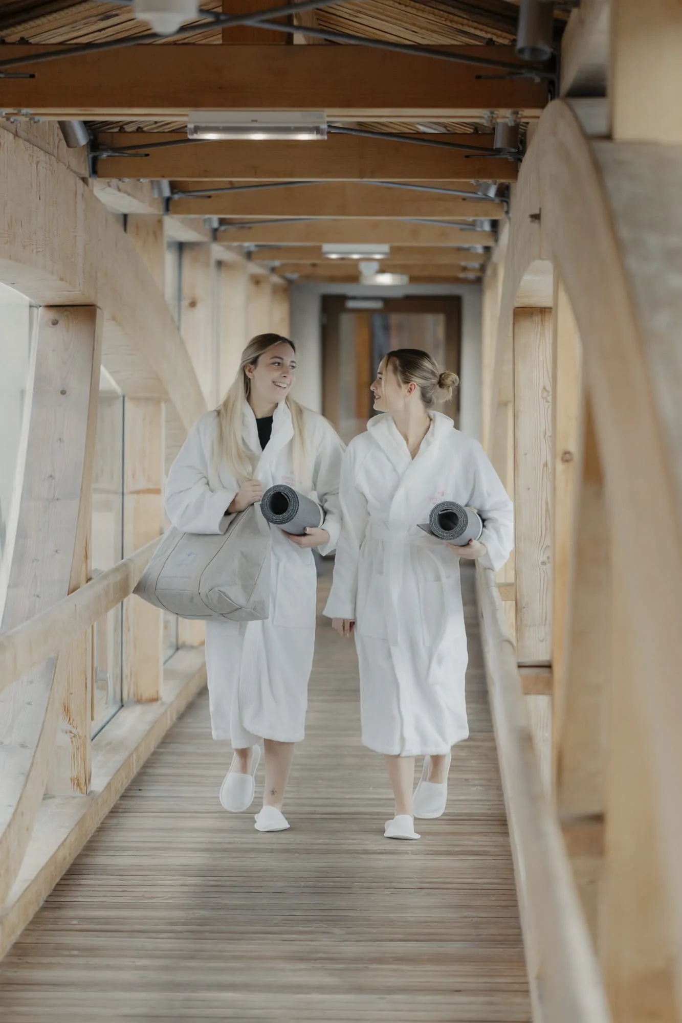 Freundinnen auf den Weg in den SkySpa