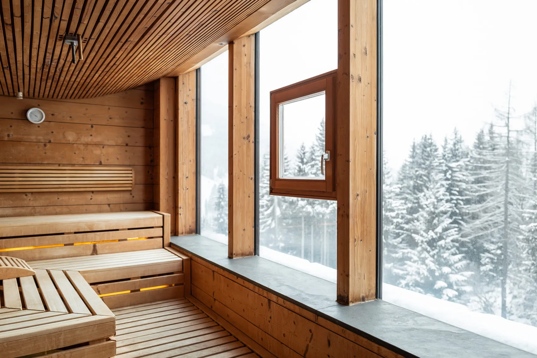 Sauna mit Blick auf Winterlandschaft