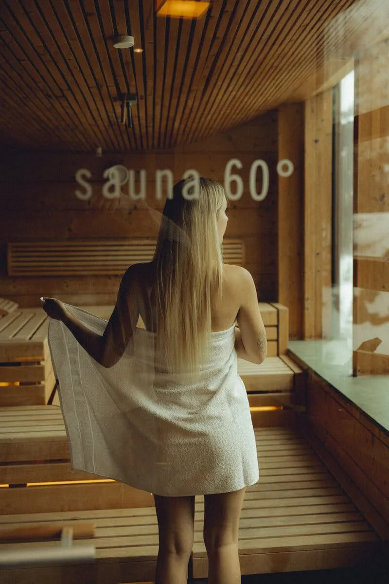 Frau Betritt 60 Grad Sauna