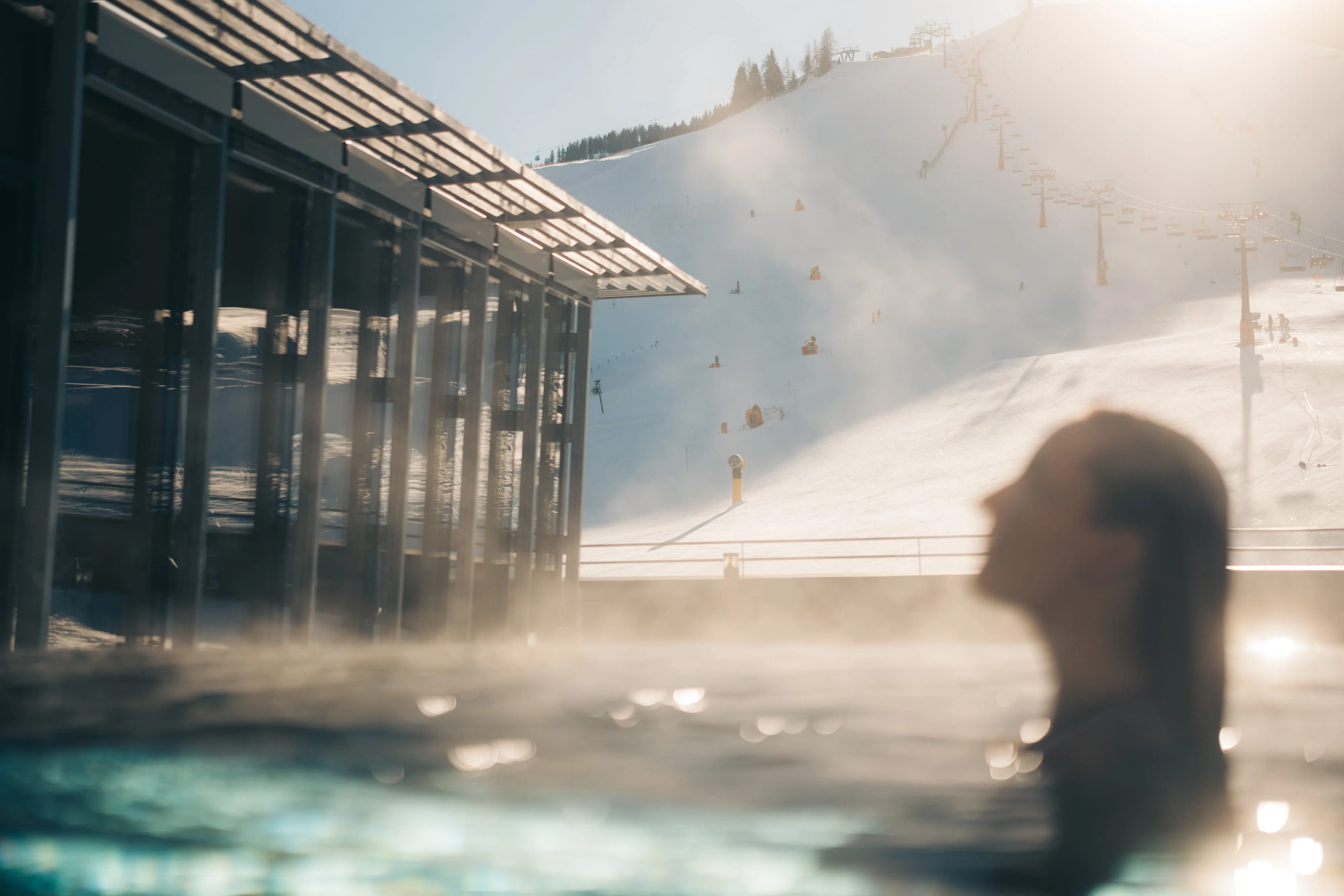 Frau entspannt im Rooftop Pool