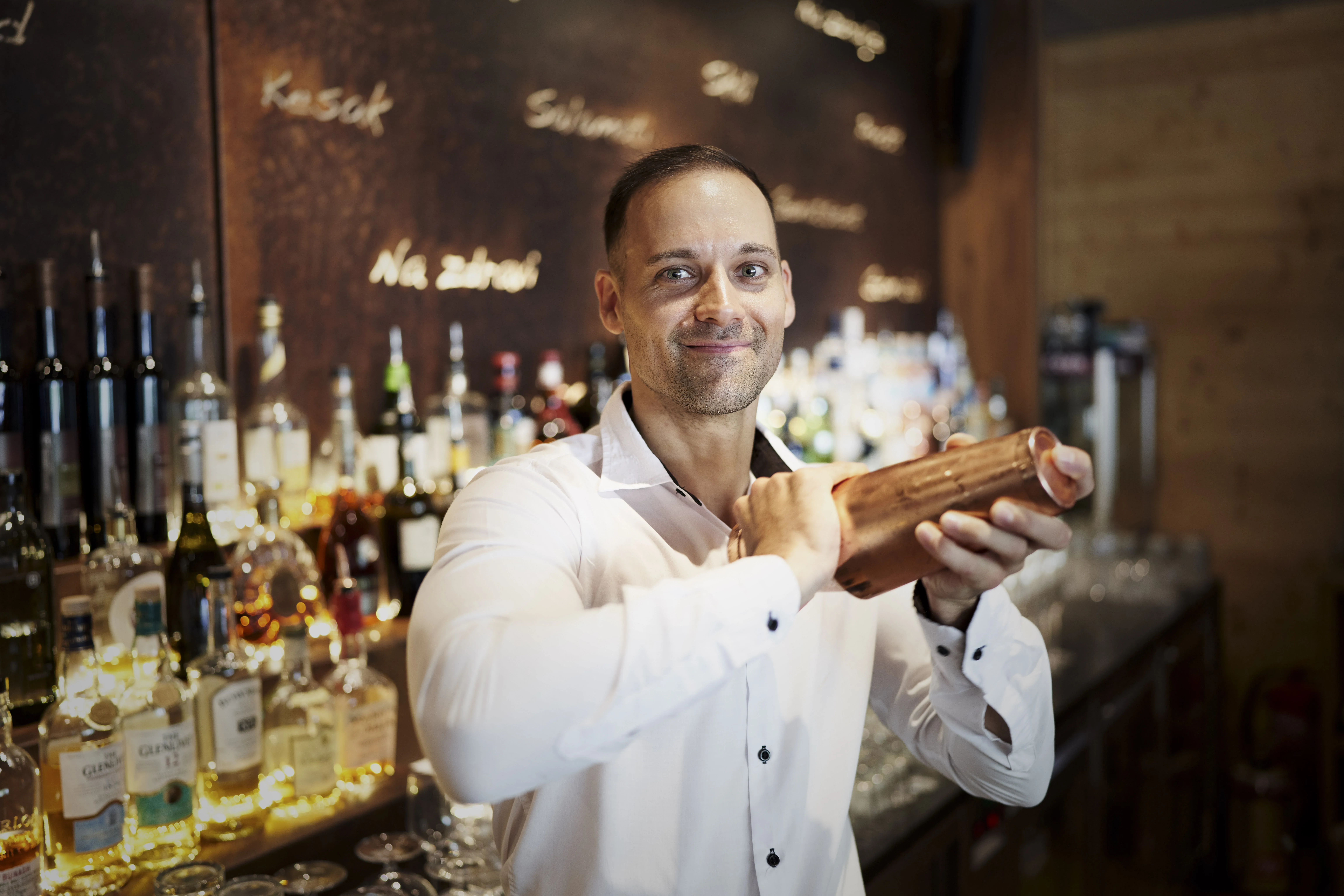 Barkeeper mixt Drink