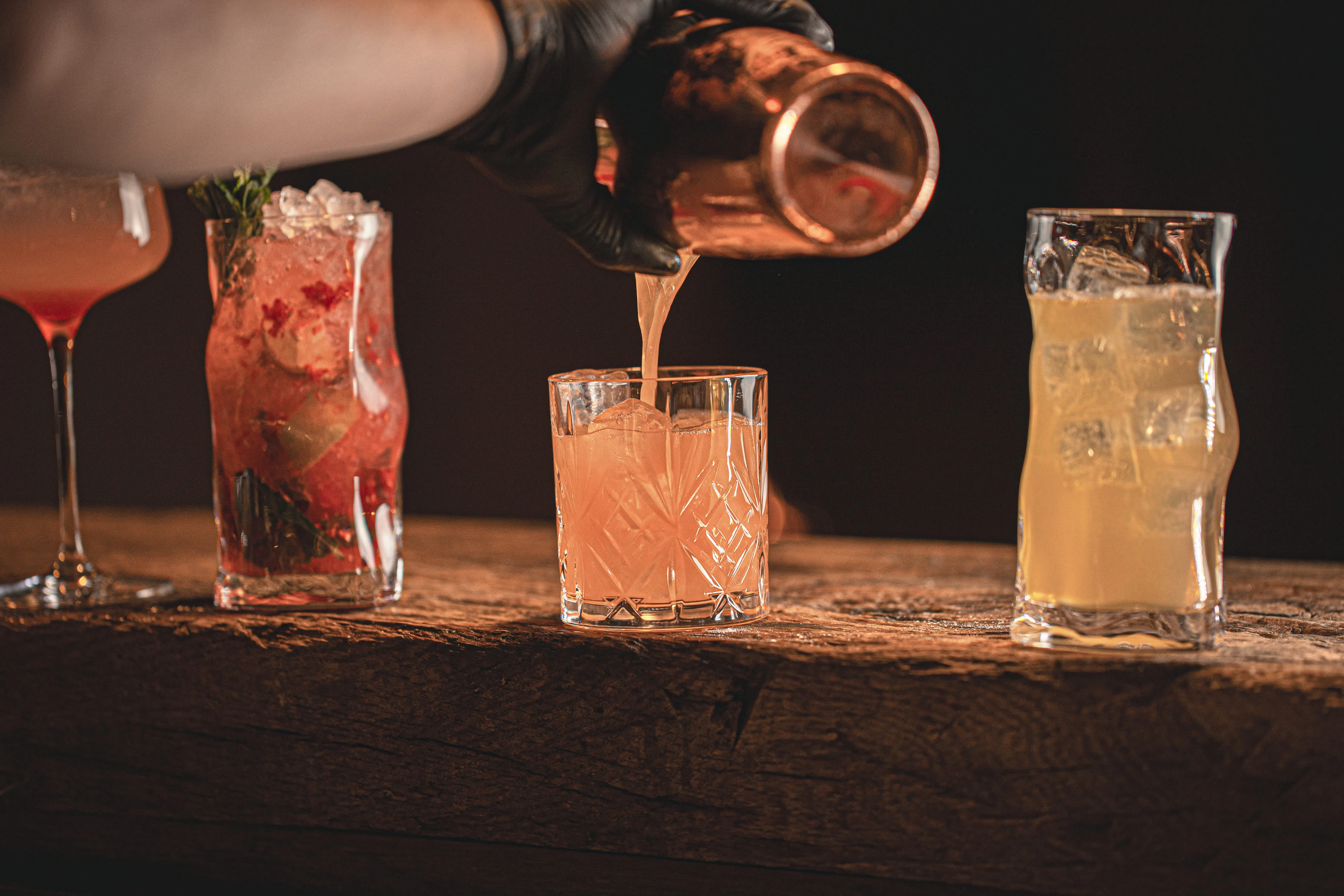 Mann gießt Cocktail ein