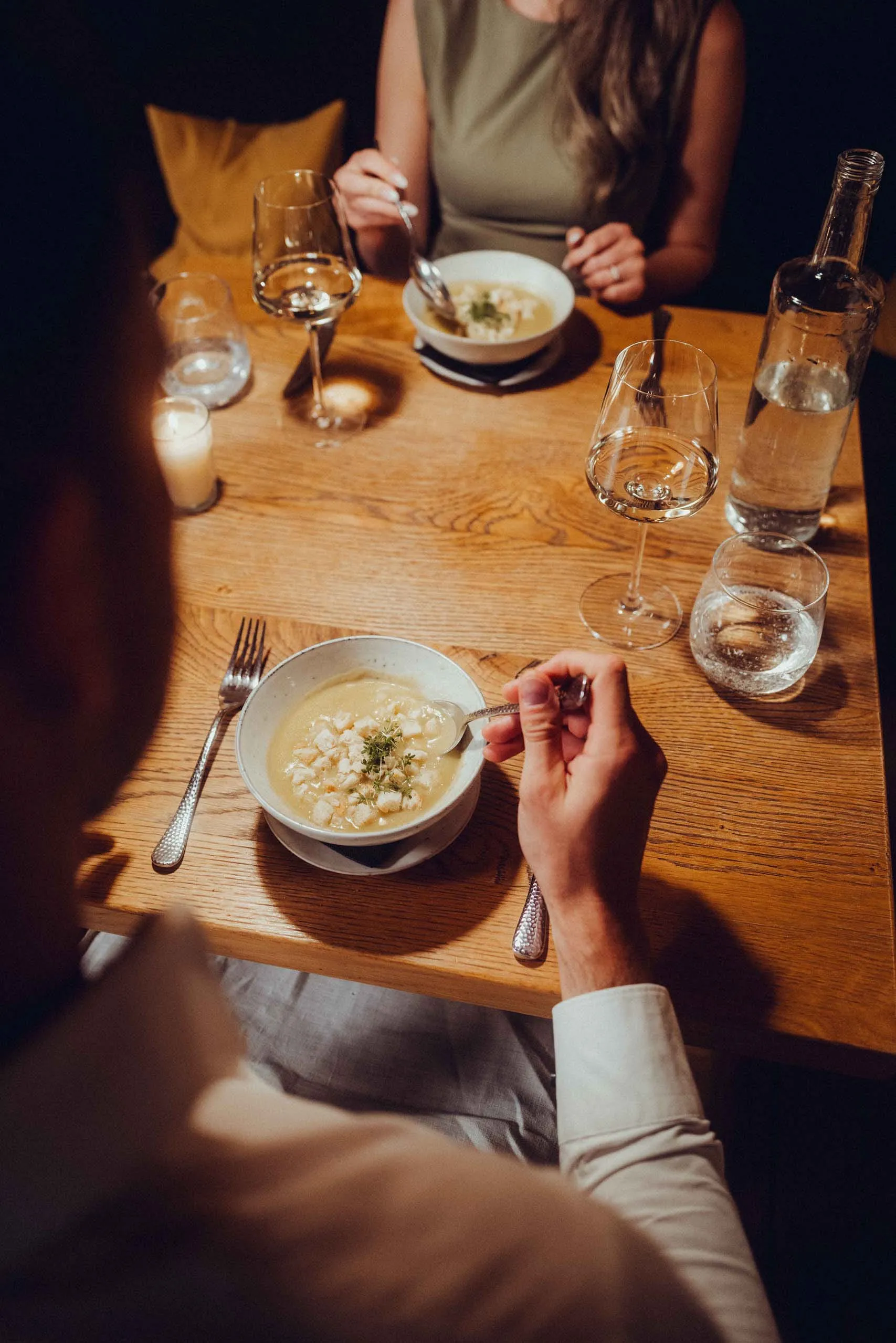 Mann genießt Suppe
