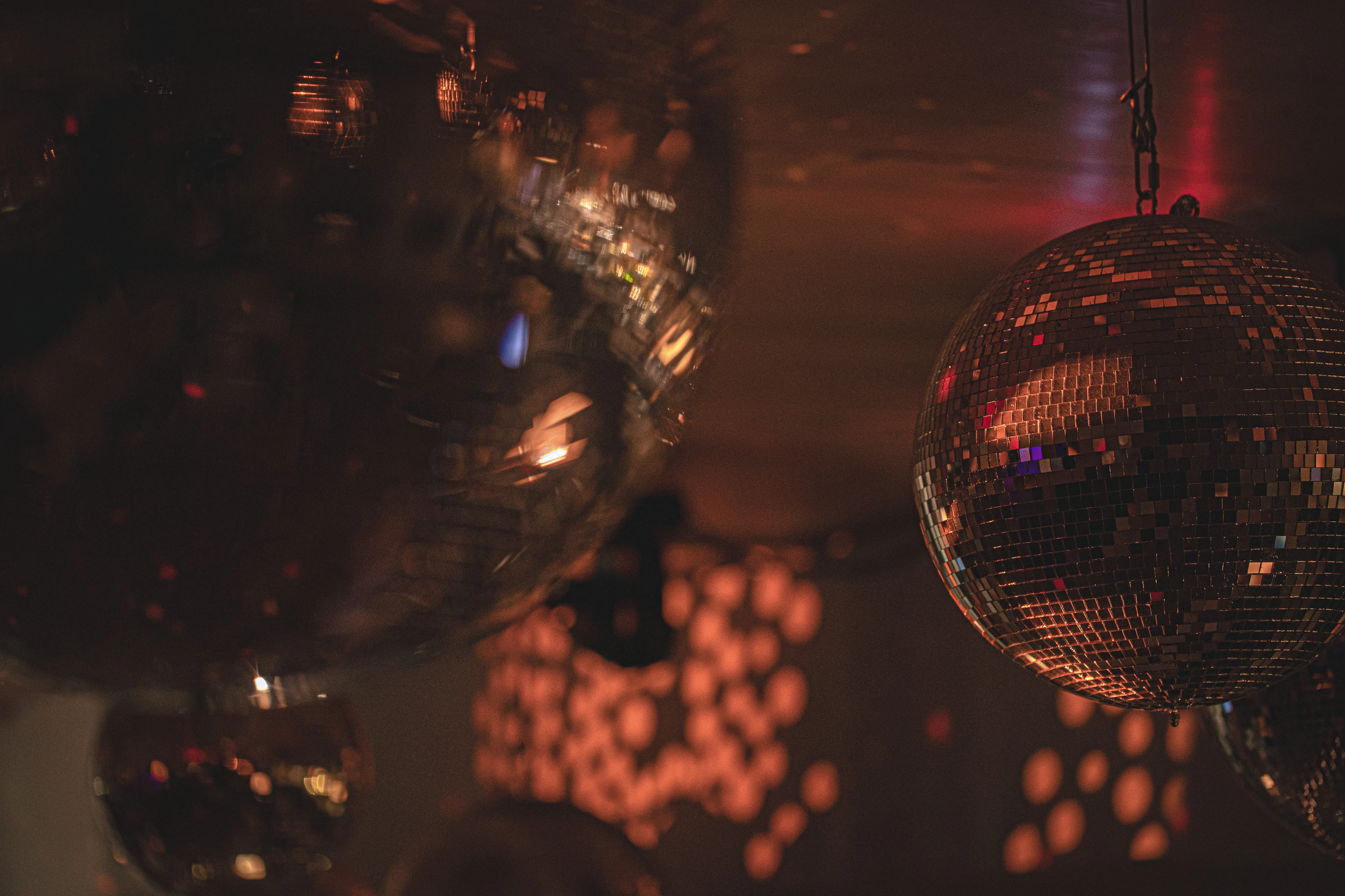 Discokugeln in der Hotelbar