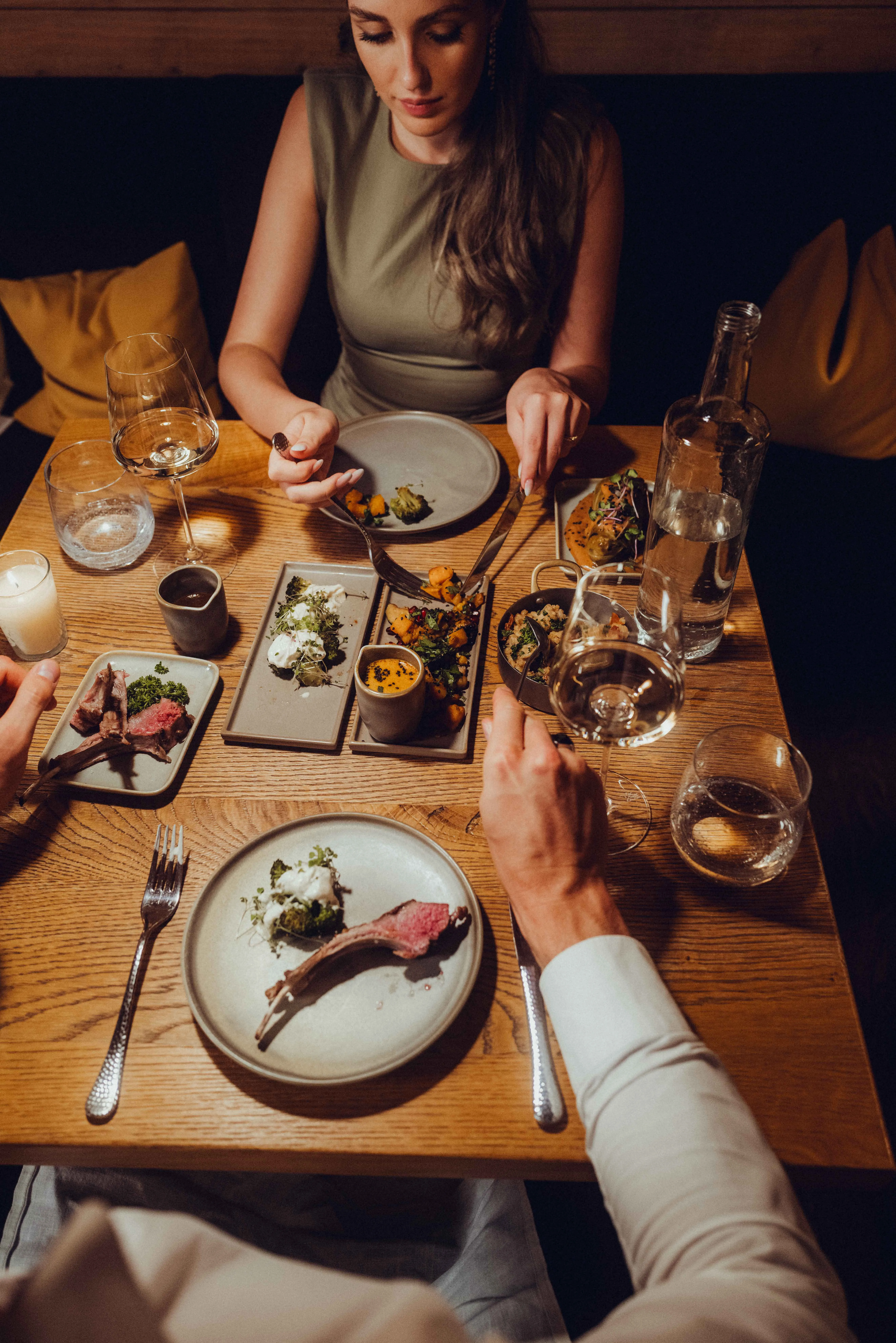 Anstoßen mit Wein beim Abendessen