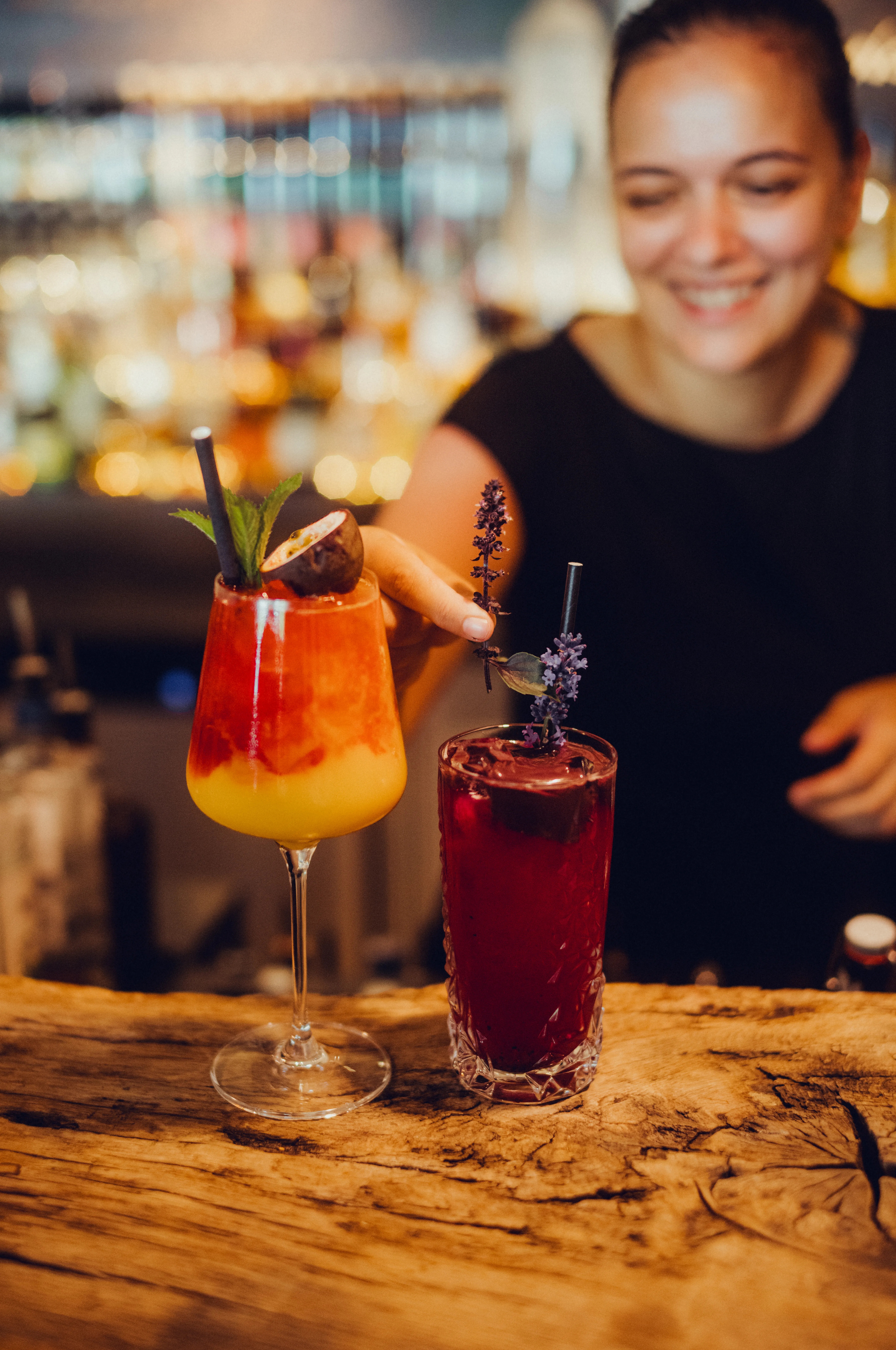 Barkeeperin dekoriert Cocktail