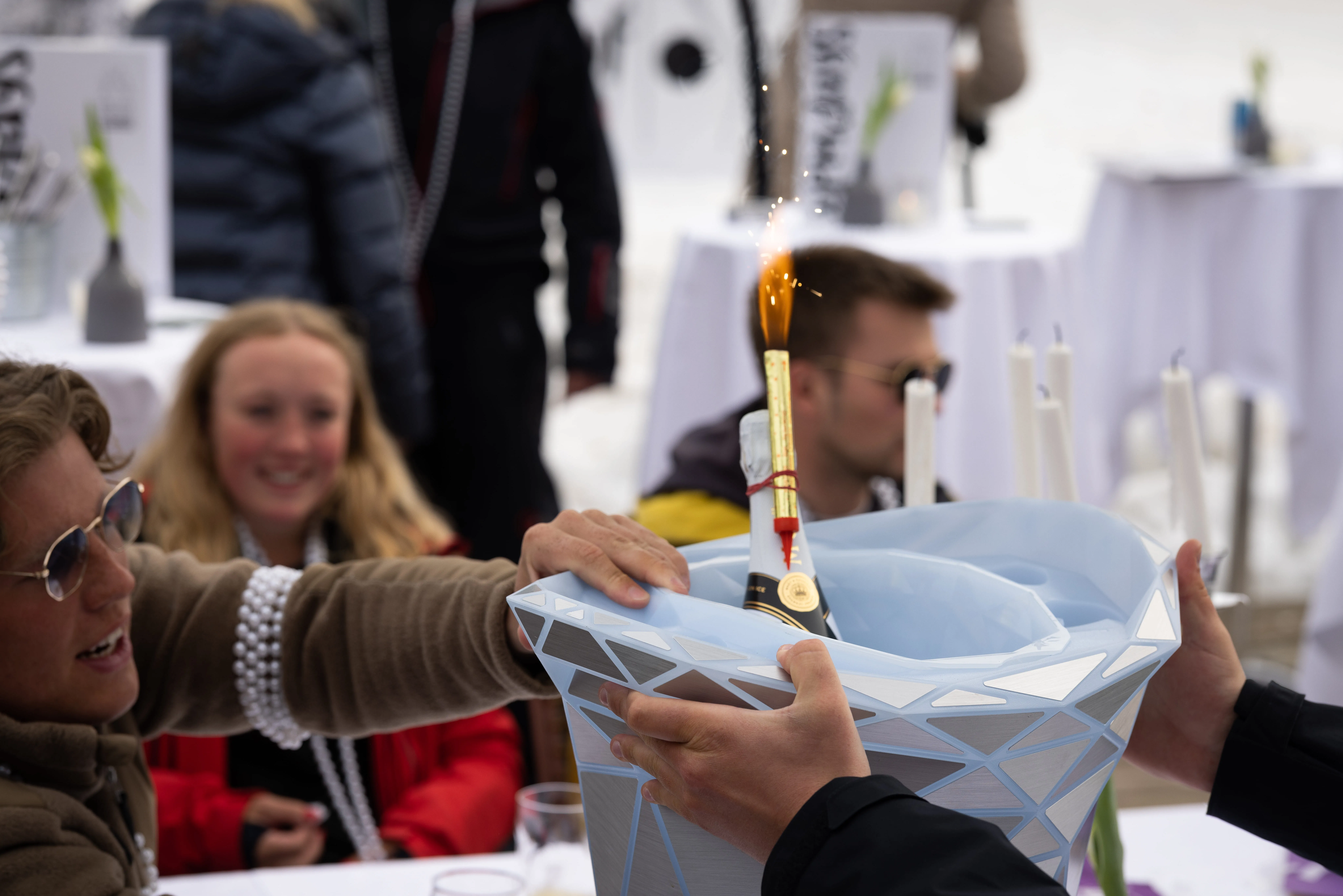 Champagner trinken beim Winterevent