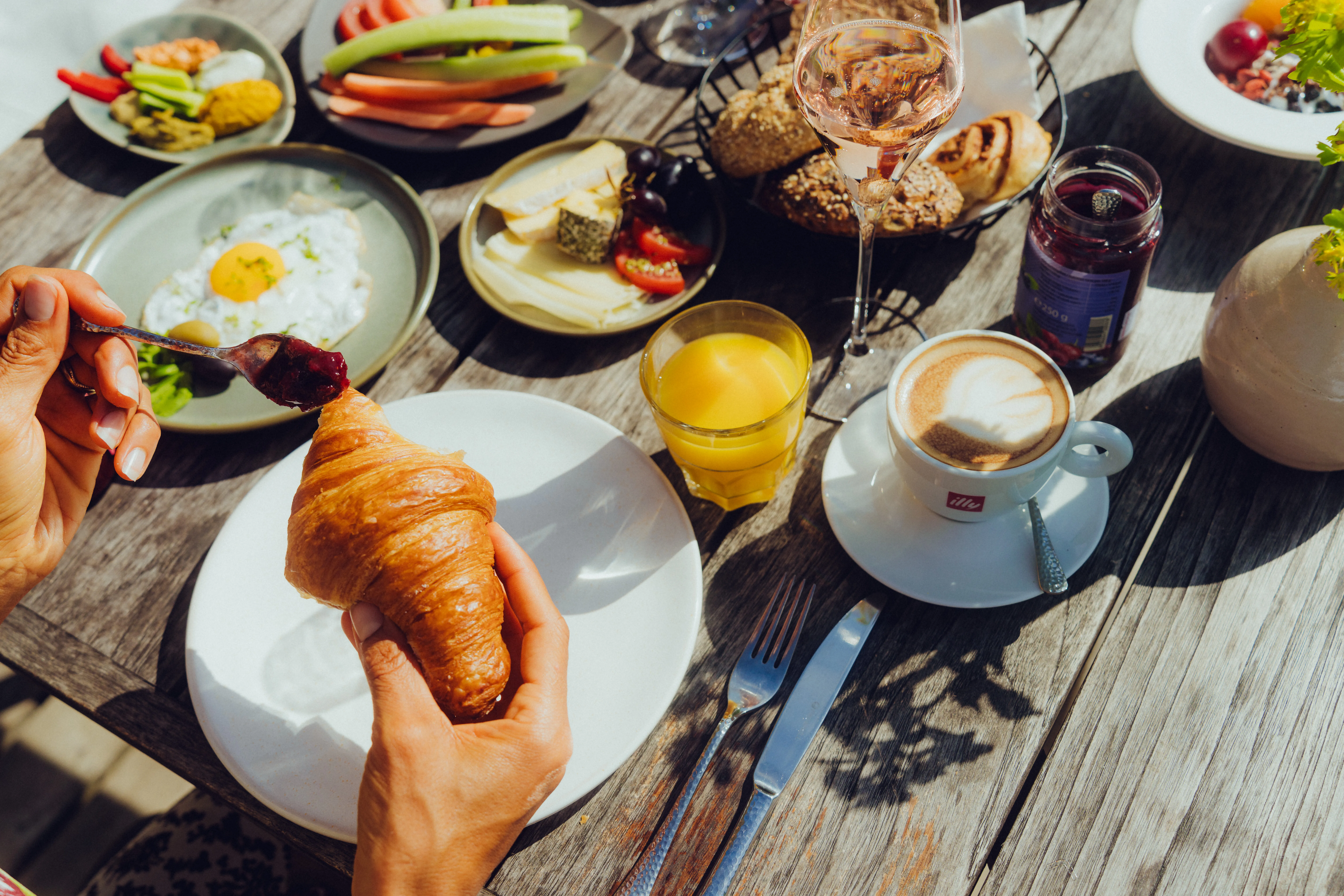 Frühstück im Sommer auf der Terrasse