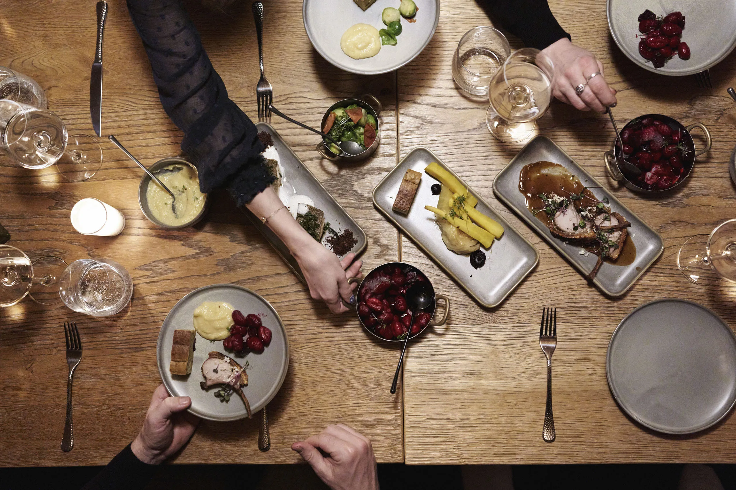 Freunde genießen Abendessen