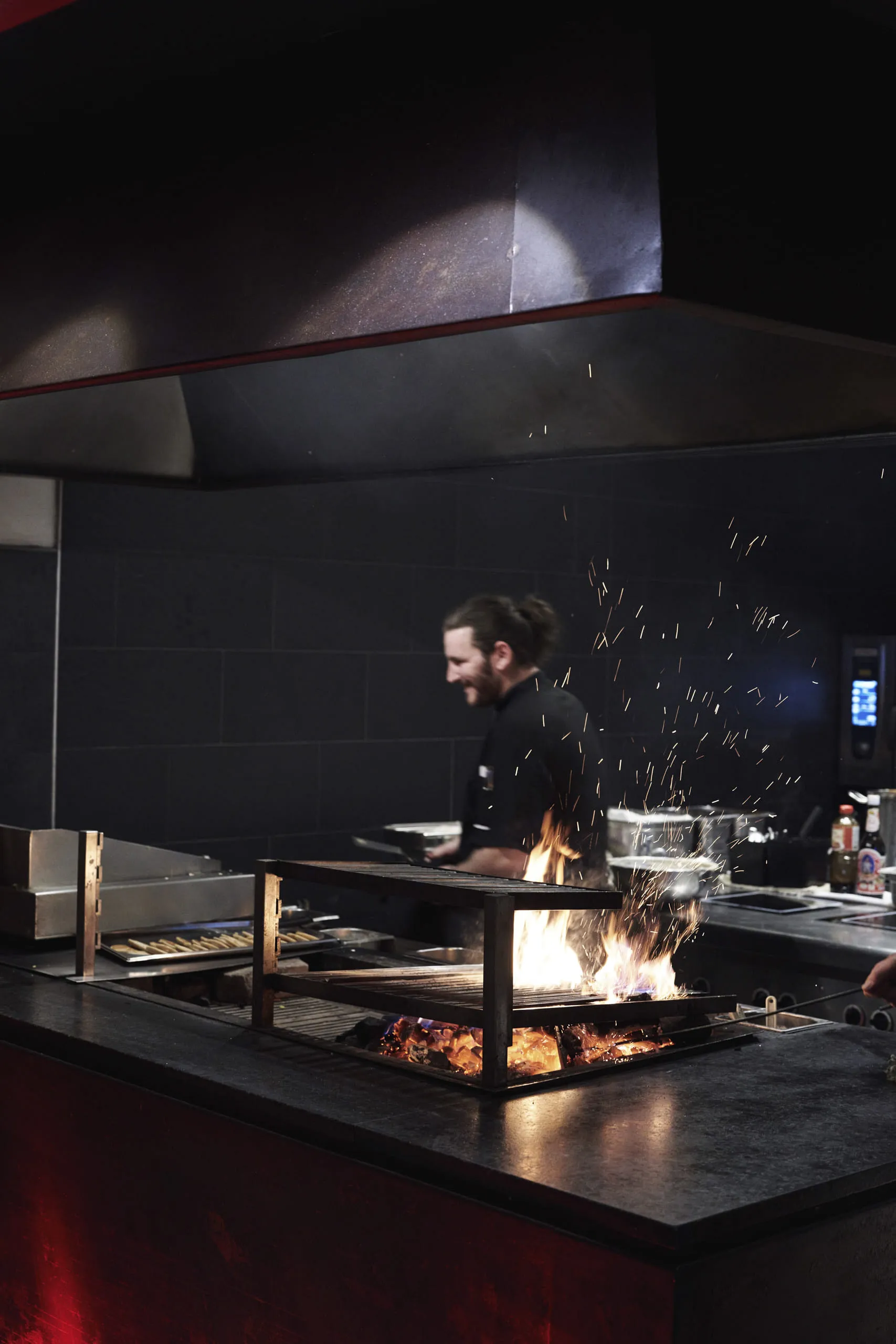 Küchenchef am Holzkohlegrill