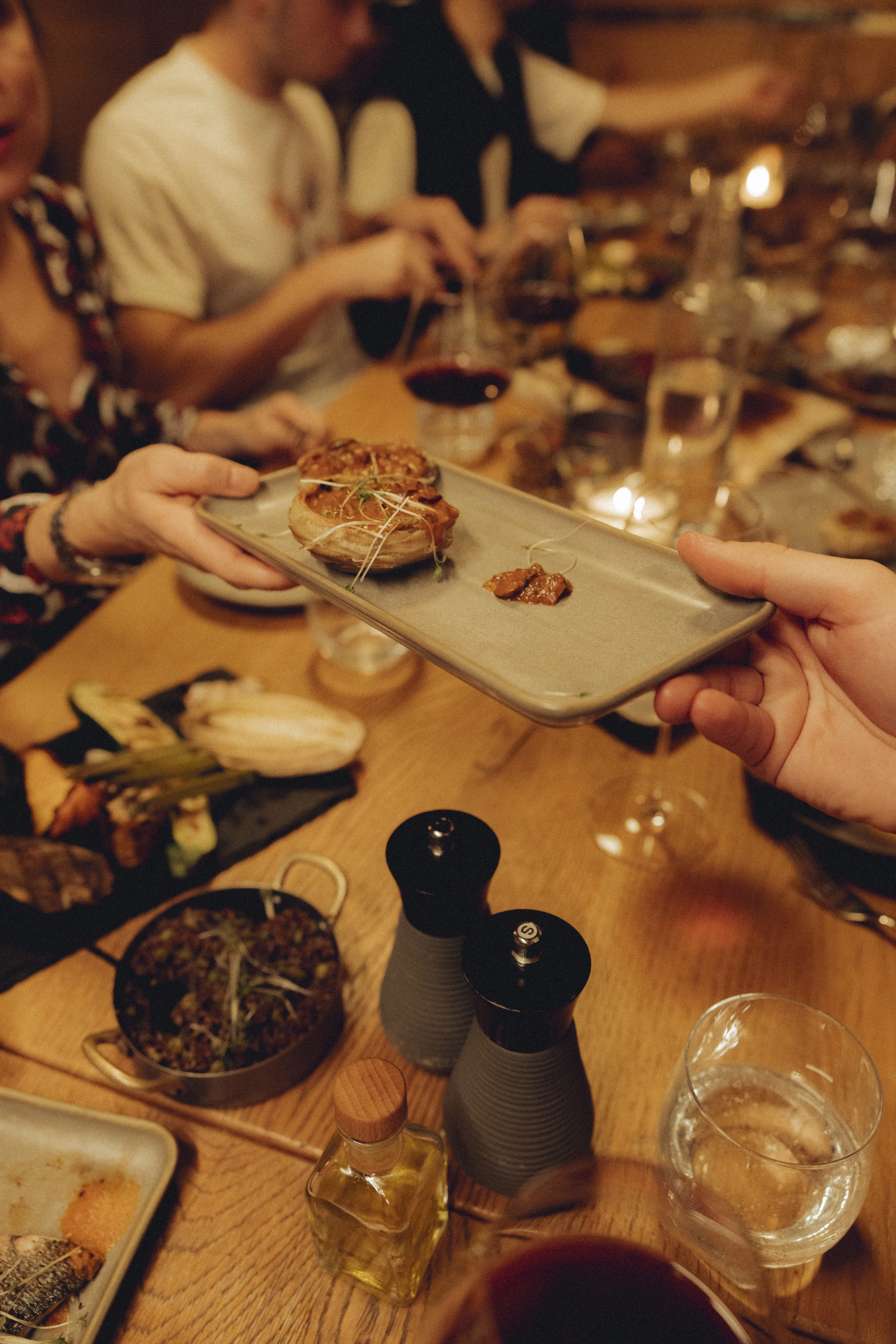 Freunde beim Abendessen