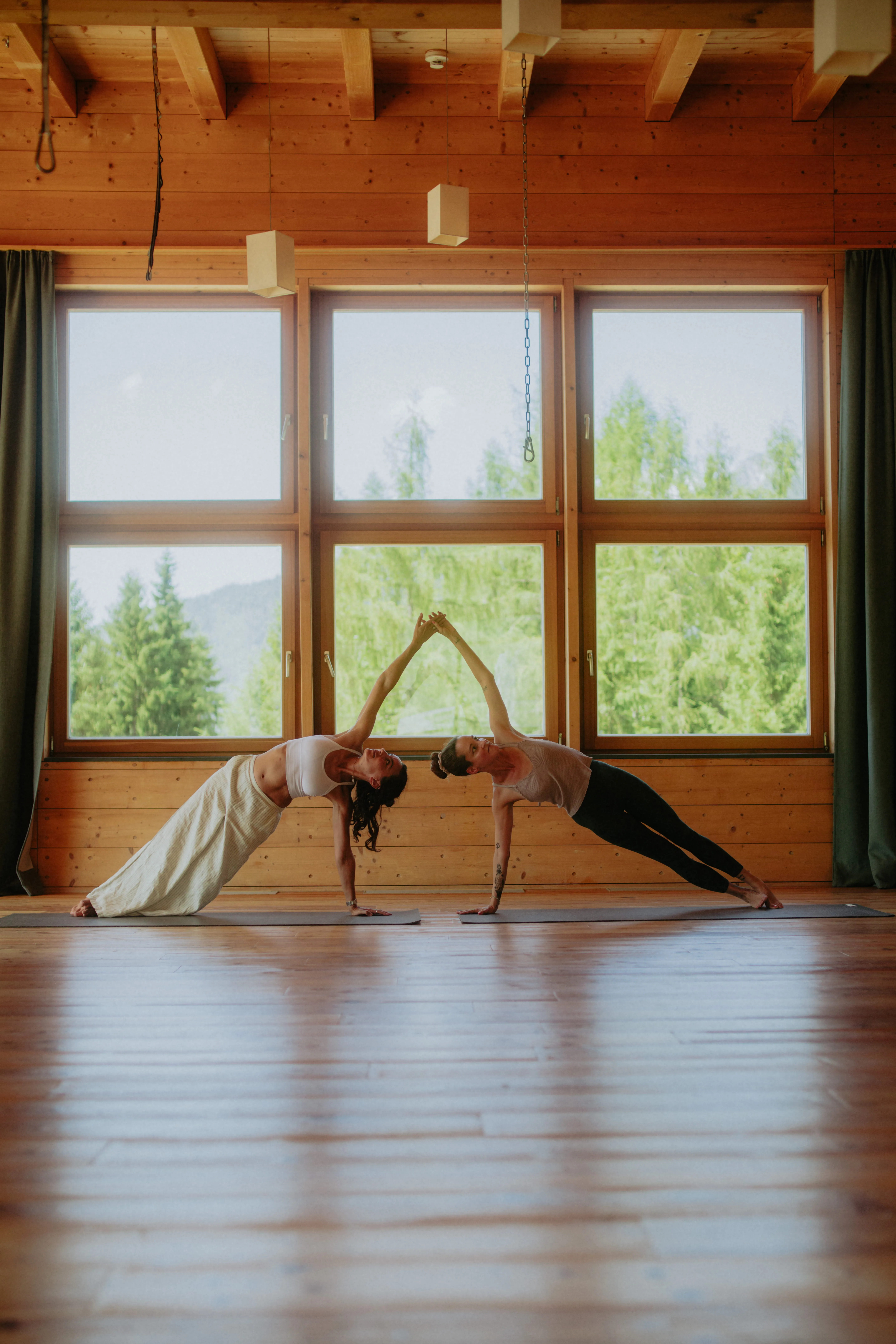 Frauen machen Yoga im Yogaraum aus Holz