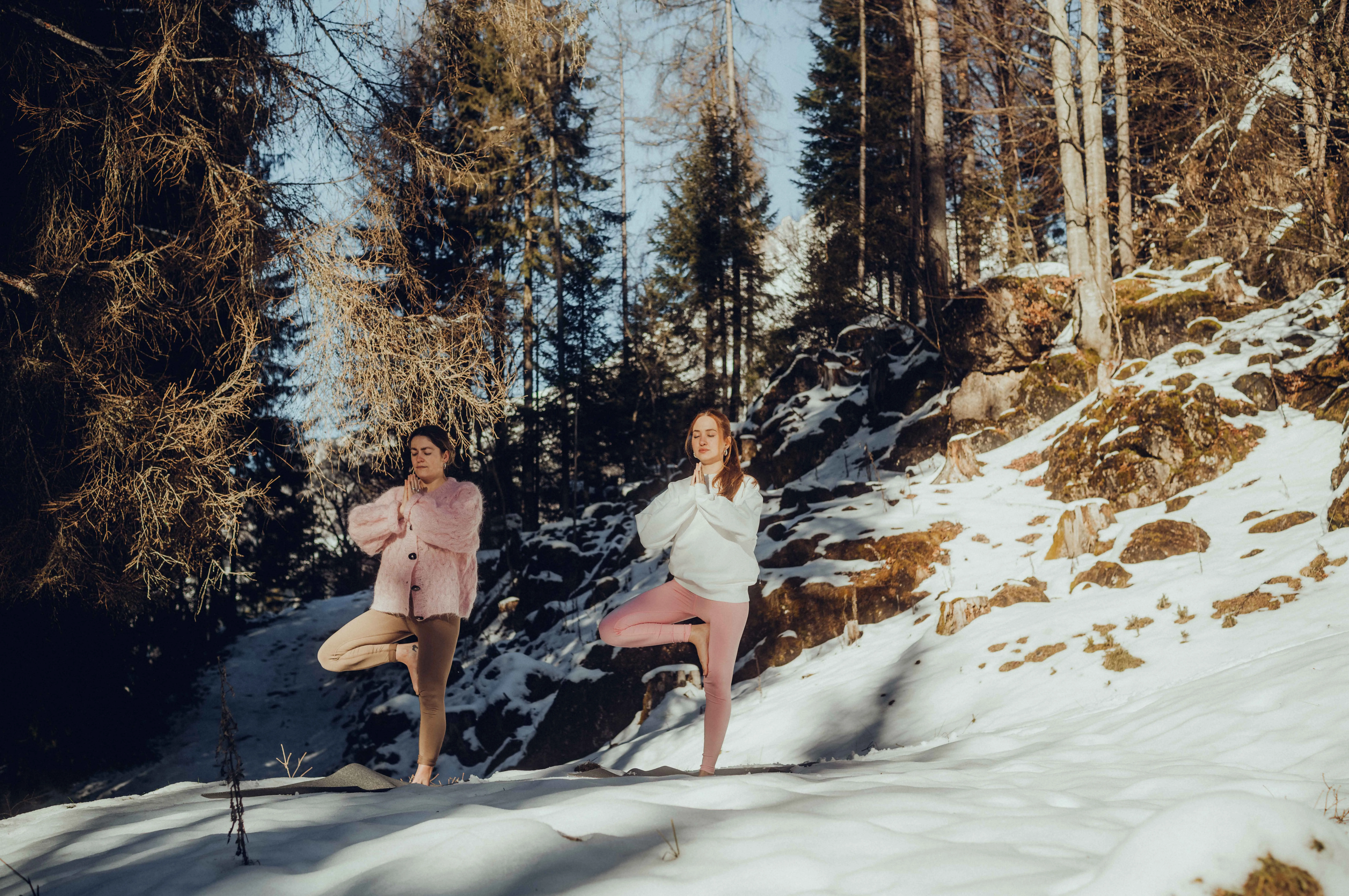 Frauen machen Yoga im Freien