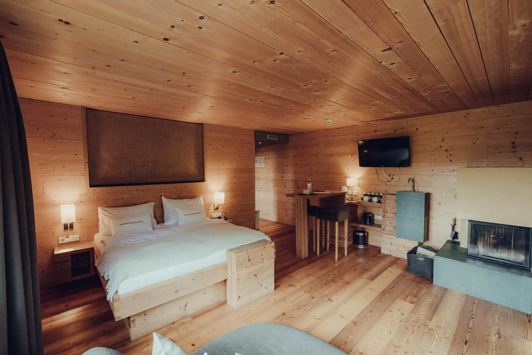 Hotelzimmer mit gemütlichem Bett