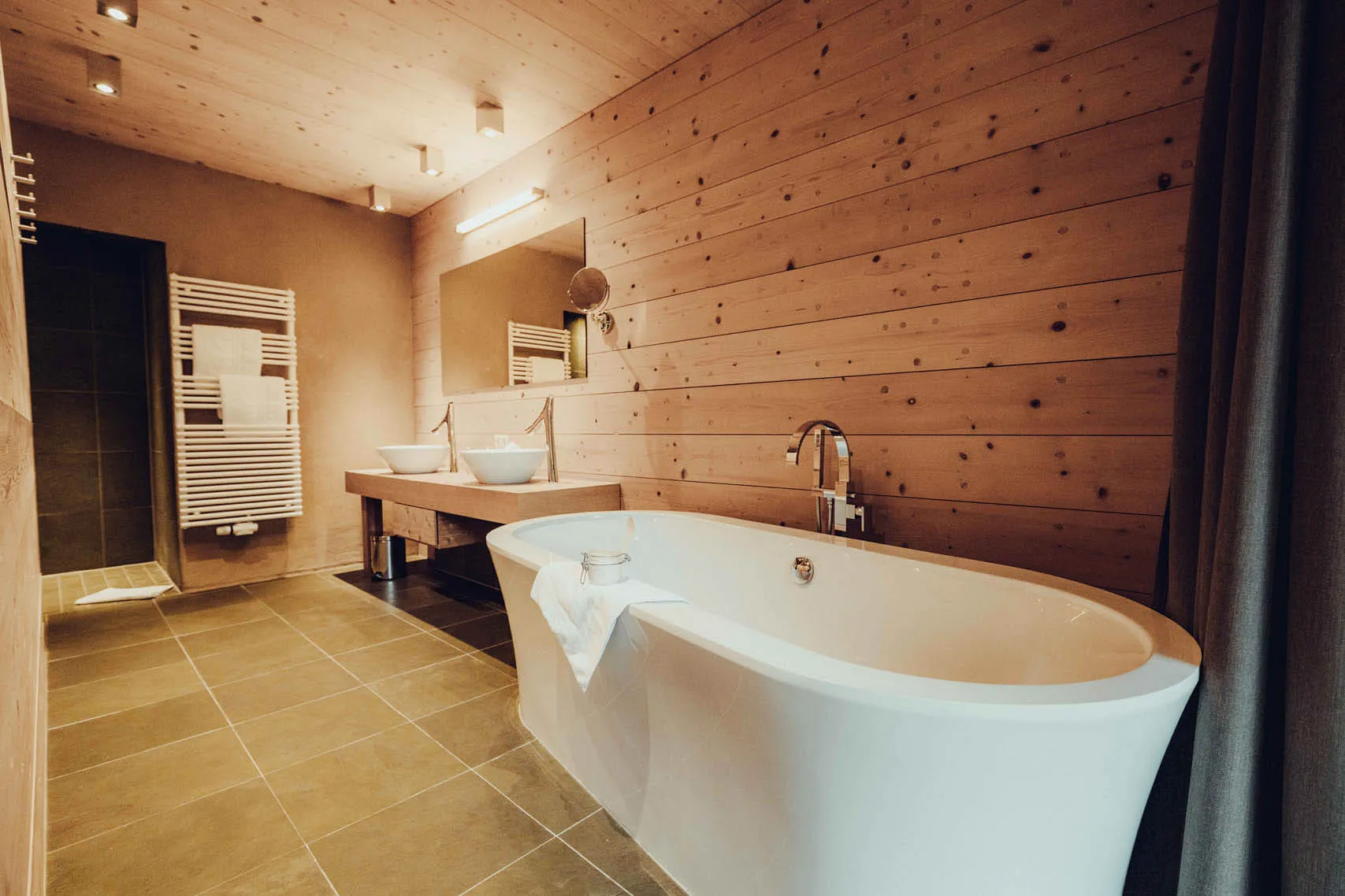 freistehende Badewanne in der Hotelsuite