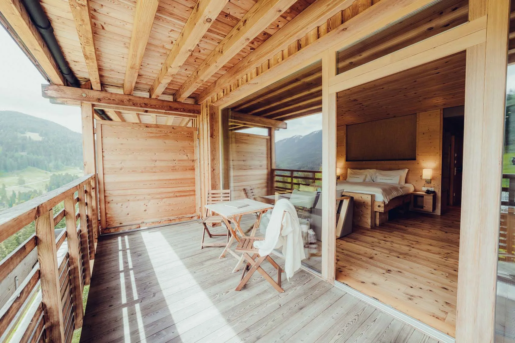 Balkon eines Hotelzimmers mit Holzmöbeln