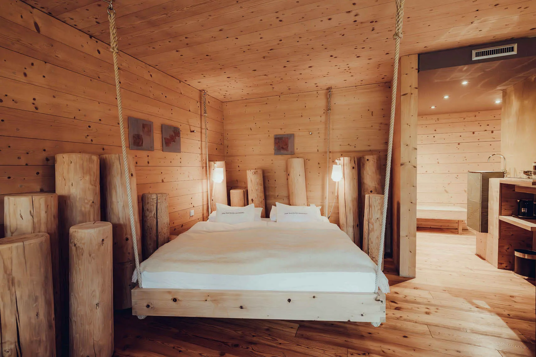 Suite mit schwebendem Bett