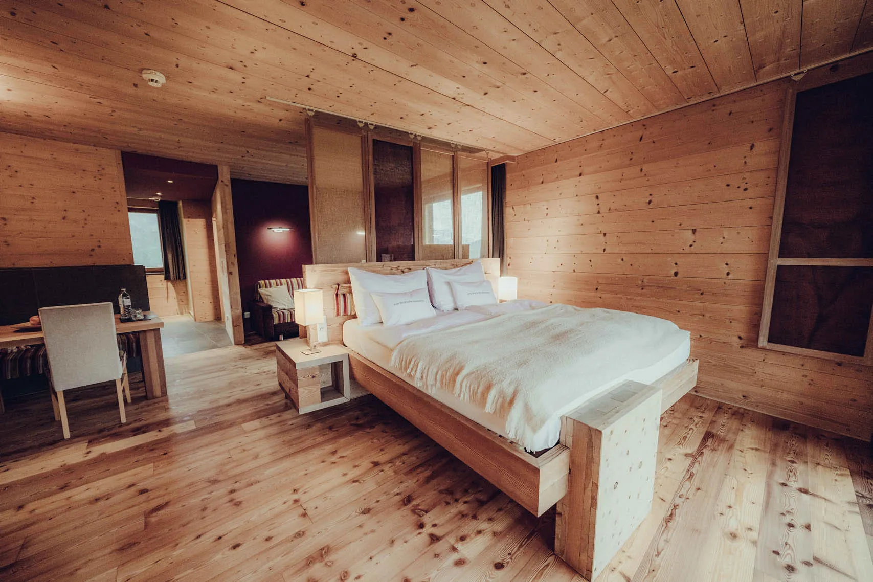Hotelzimmer mit gemütlicher Einrichtung aus Holz