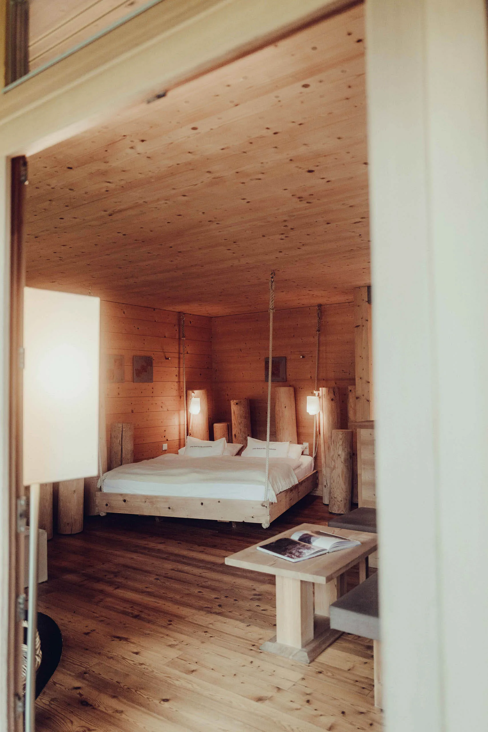 Hotelzimmer mit Bett aus Zirbenholz