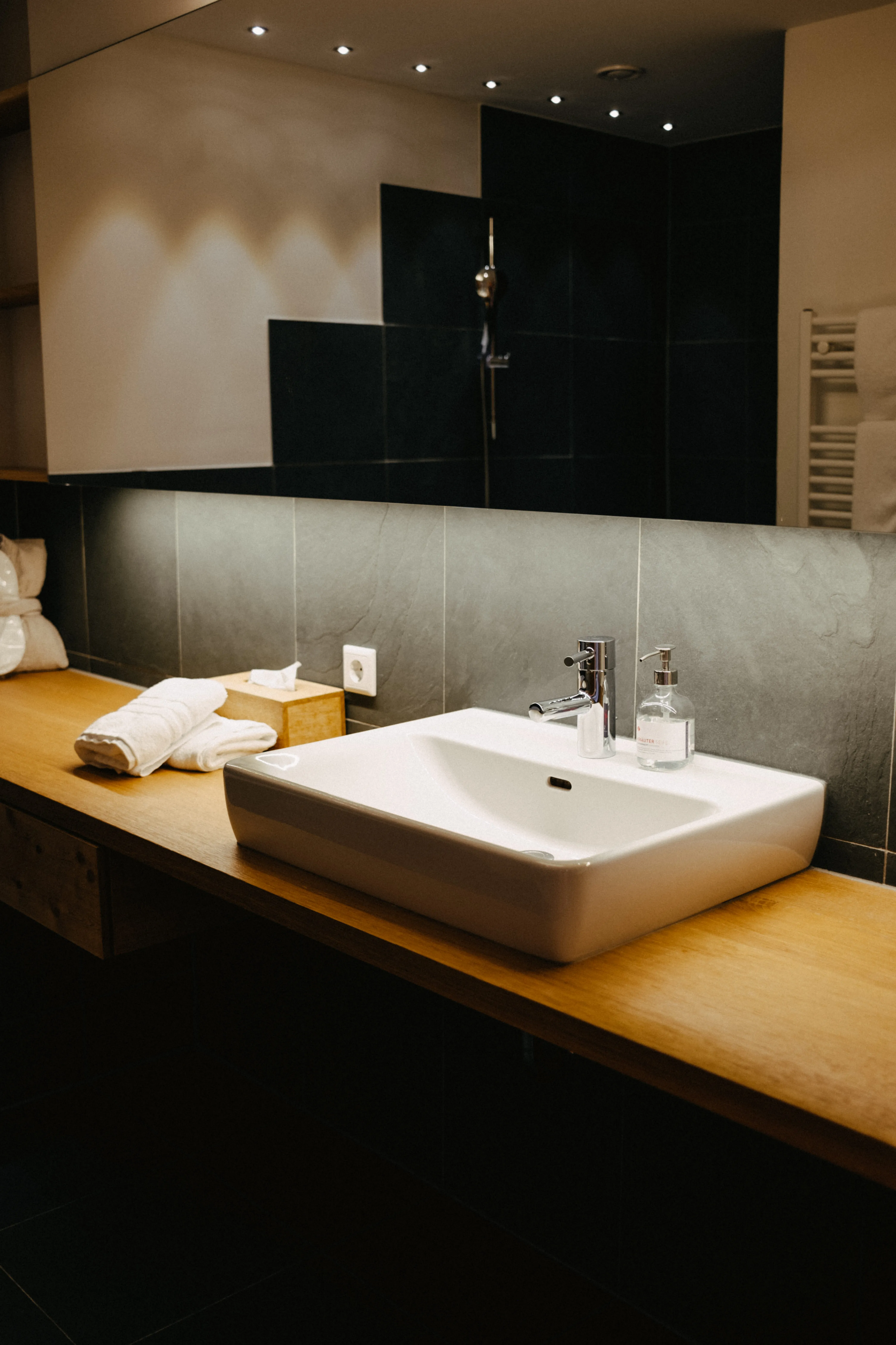 Hotelbadezimmer und Spiegel