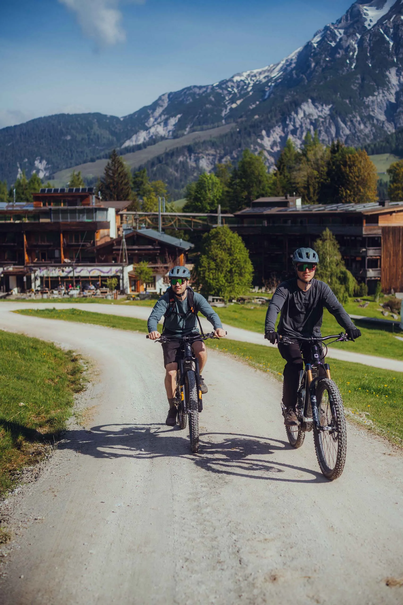 Zwei Mountainbiker starten ihre Biketour am Hotel