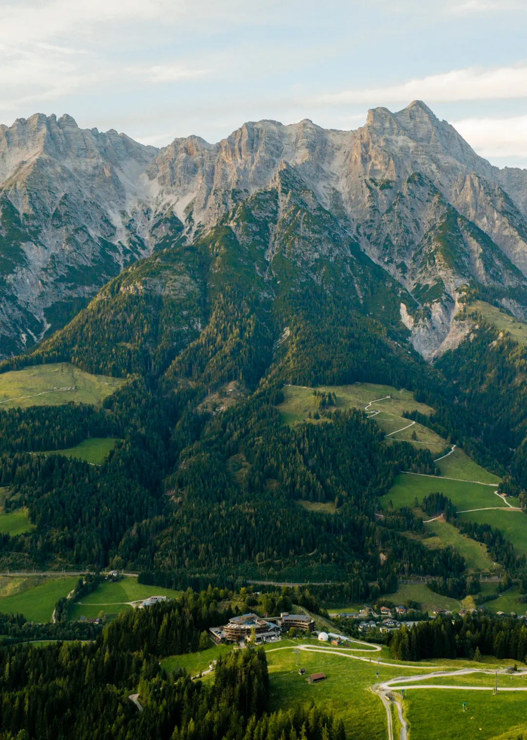 Berglandschaft mit Grünflächen und Häusern im Tal