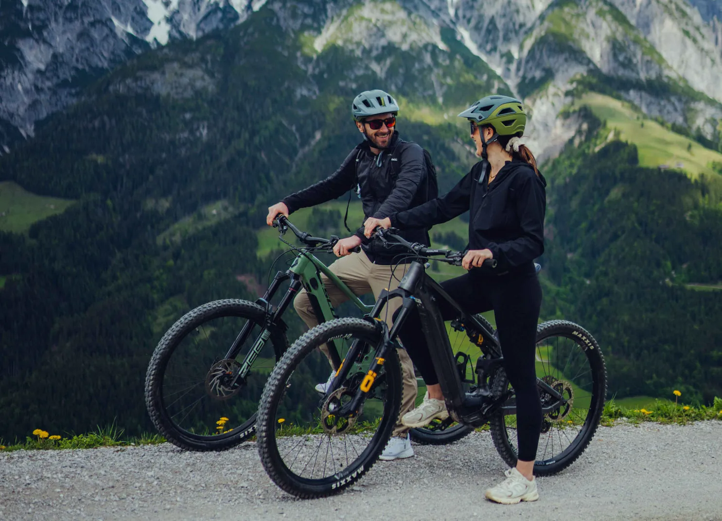 Zwei Radfahrer in den Bergen