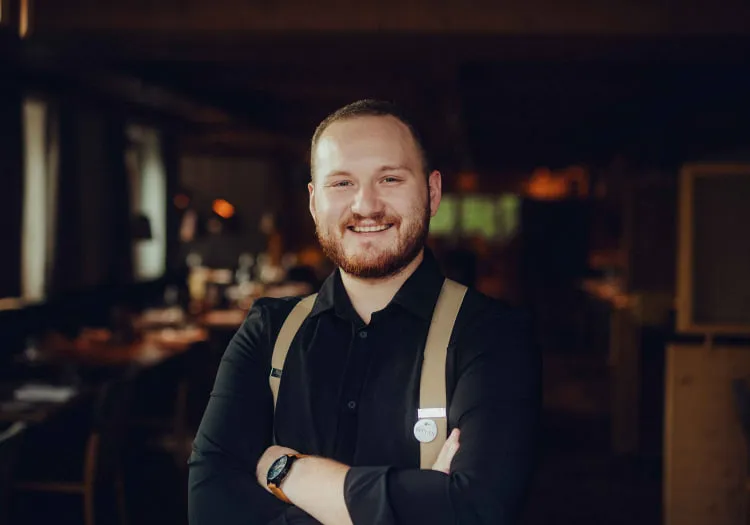 Restaurantmitarbeiter bei der Arbeit