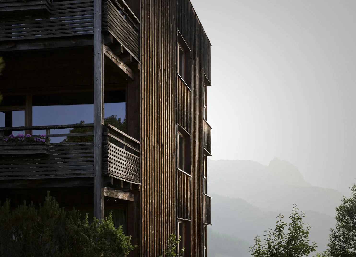 Ecke eines Holzgebäudes mit Bergen im Hintergrund