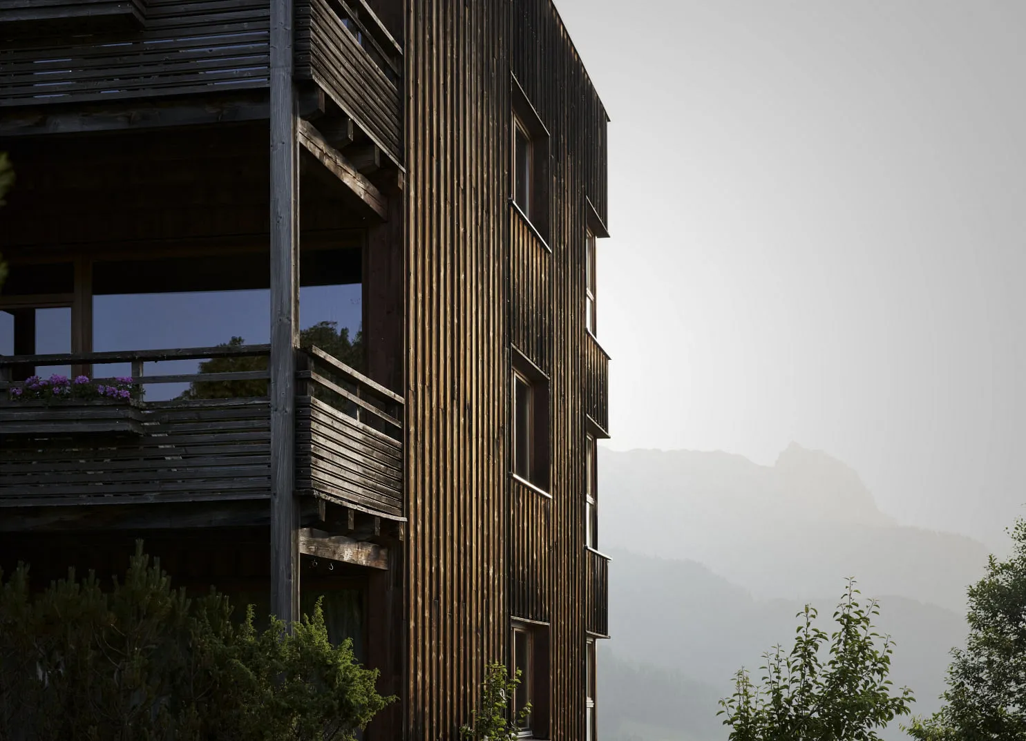 Hotel mit Holzarchitektur