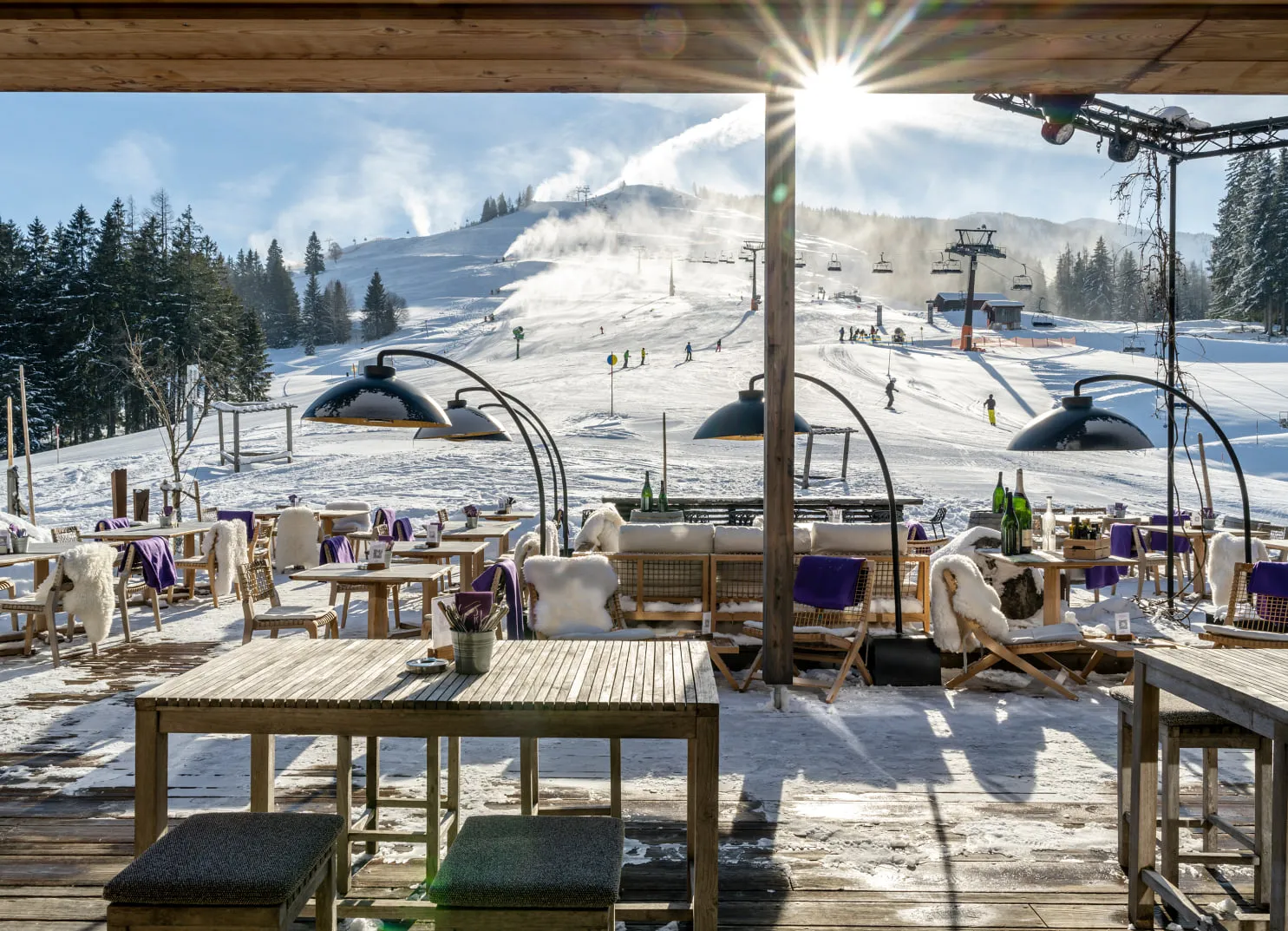 Blick vom Holzhotel Forsthofalm auf die Skilifte und Pisten in Leogang.