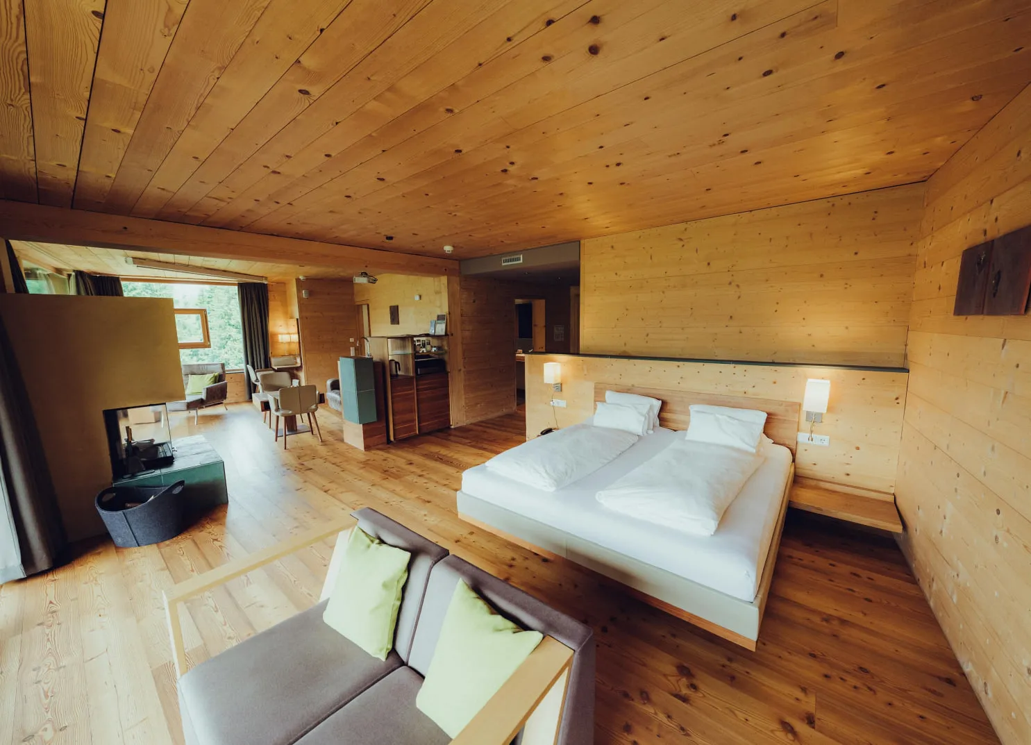 Holzhotel mit Zimmern aus Mondholz