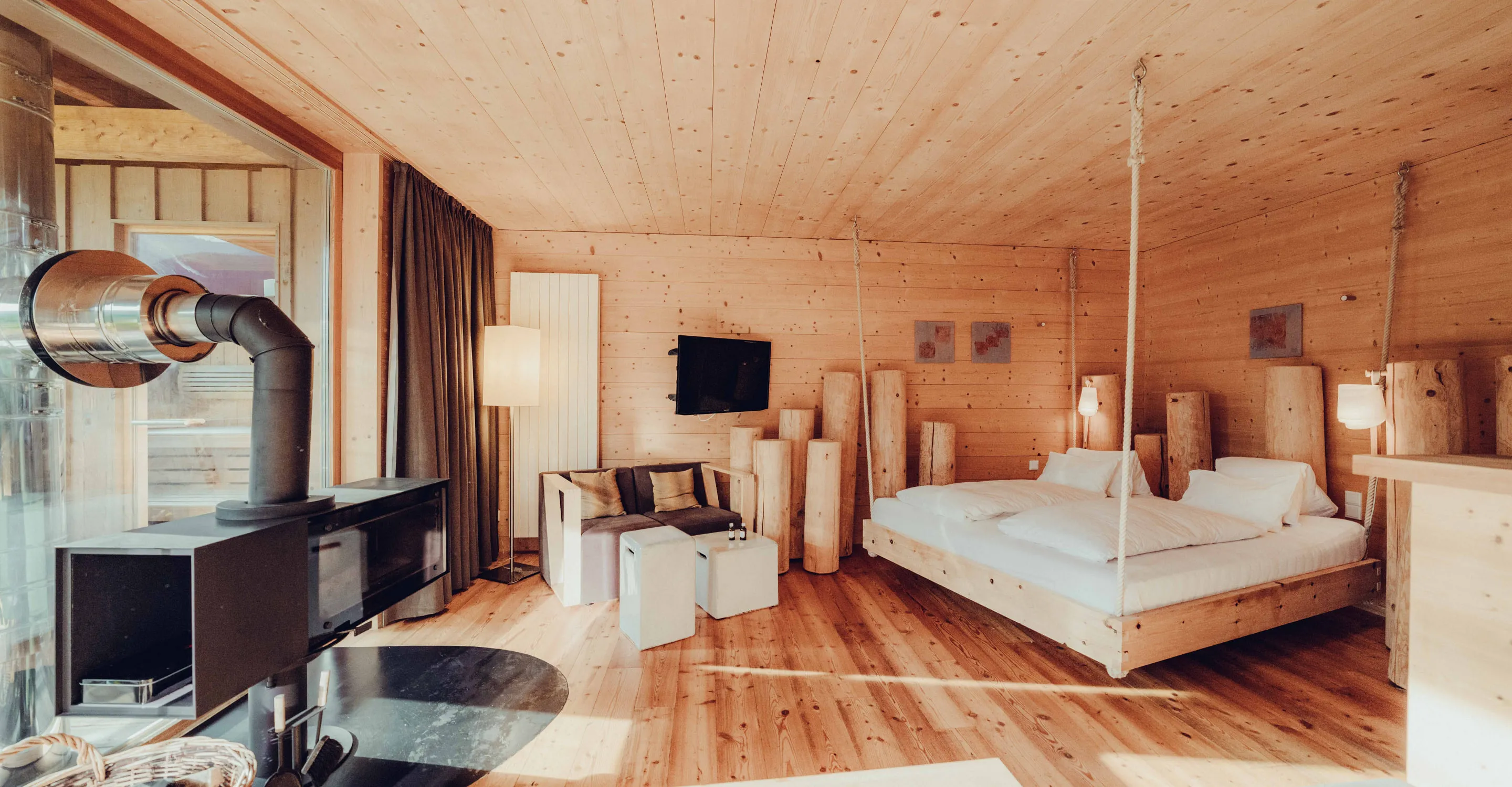 Heller Wohnraum mit Holzdecke und modernem Mobiliar