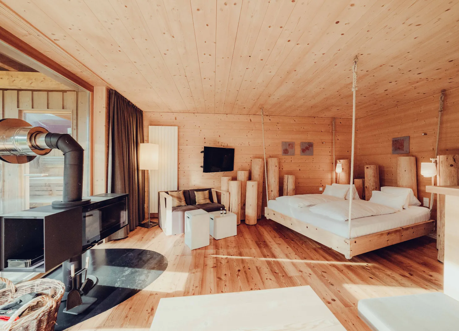 Helles Zimmer mit holzverkleideten Wänden und modernen Möbeln.