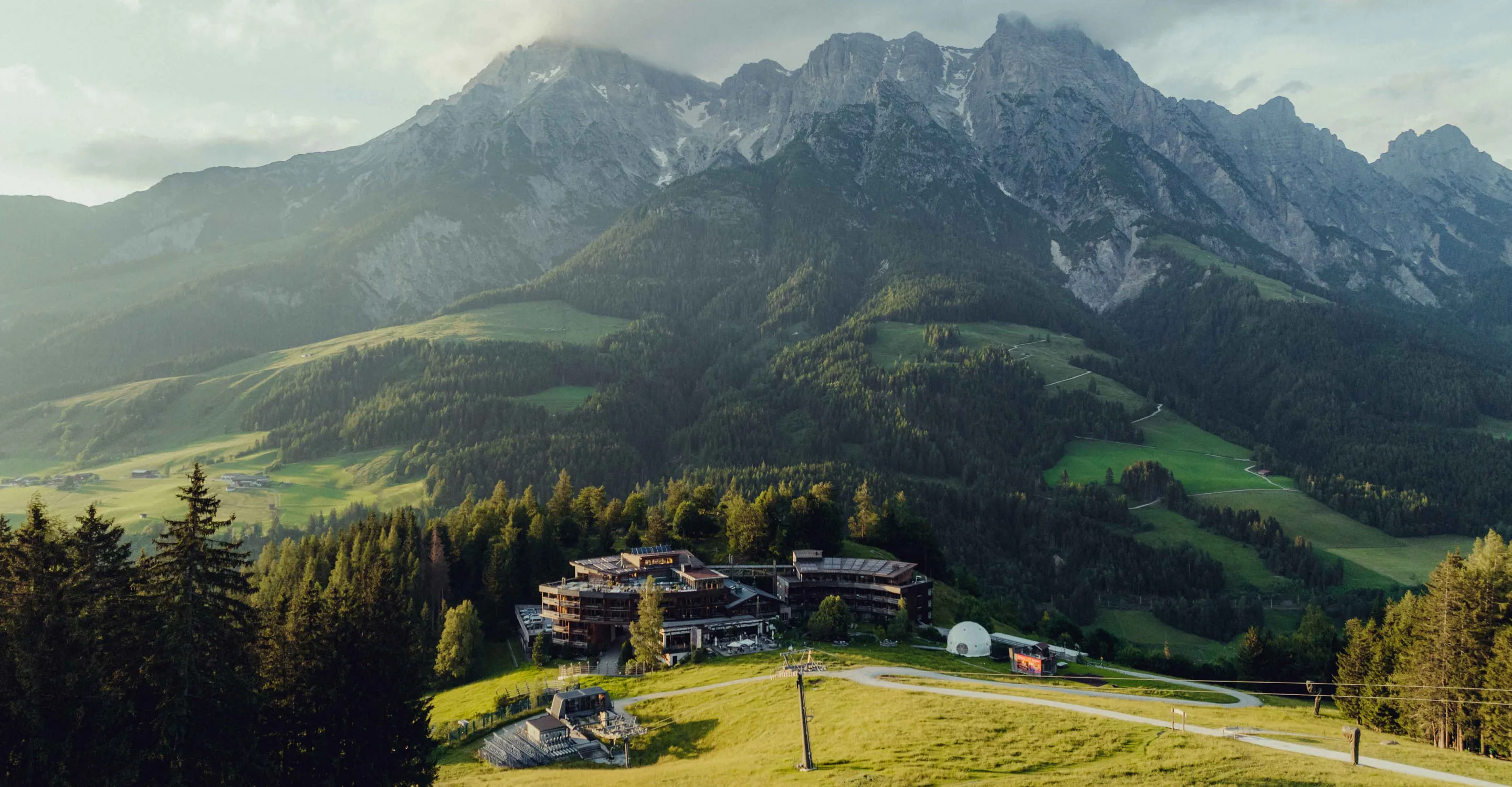 Holzhotel Forsthofalm und Berglandschaft in Leogang