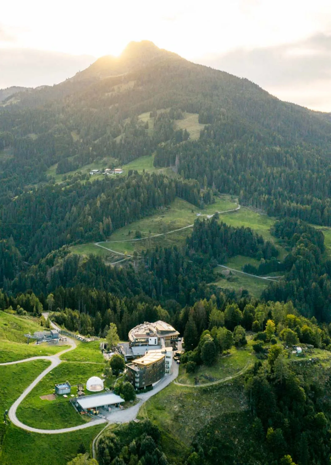 Aussicht auf das Holzhotel Forsthofalm in Leogang und umliegende Berge