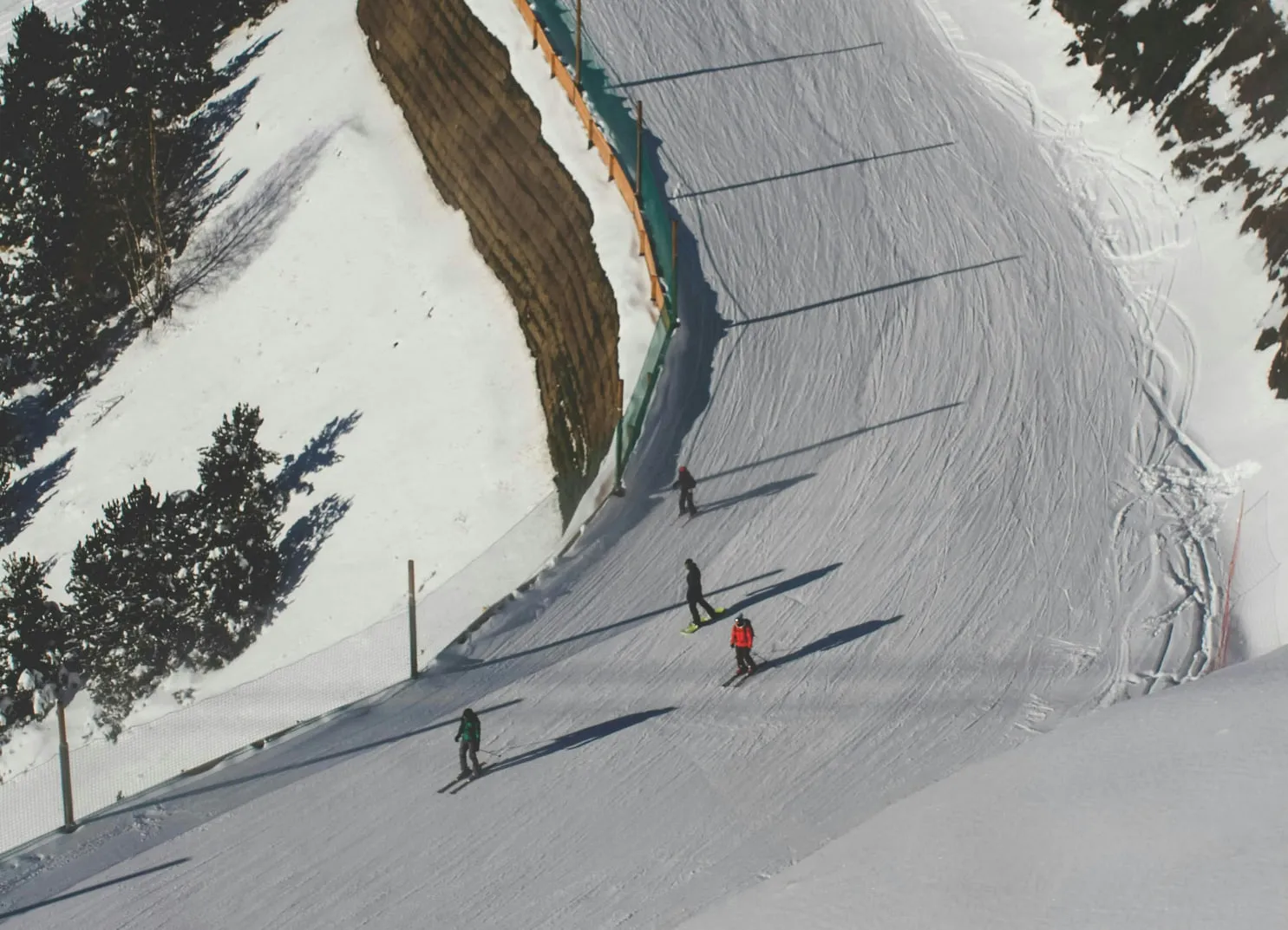 Skifahrer auf perfekten Pisten