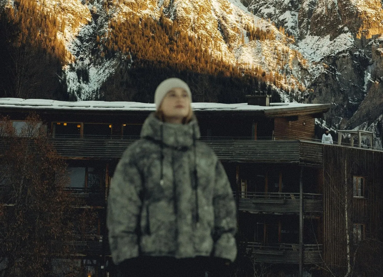 Frau genießt Winterurlaub
