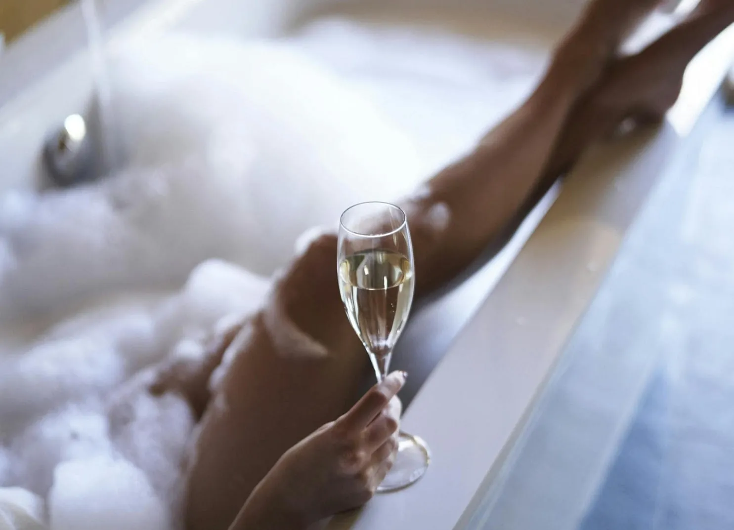 Champagner in der Badewanne trinken
