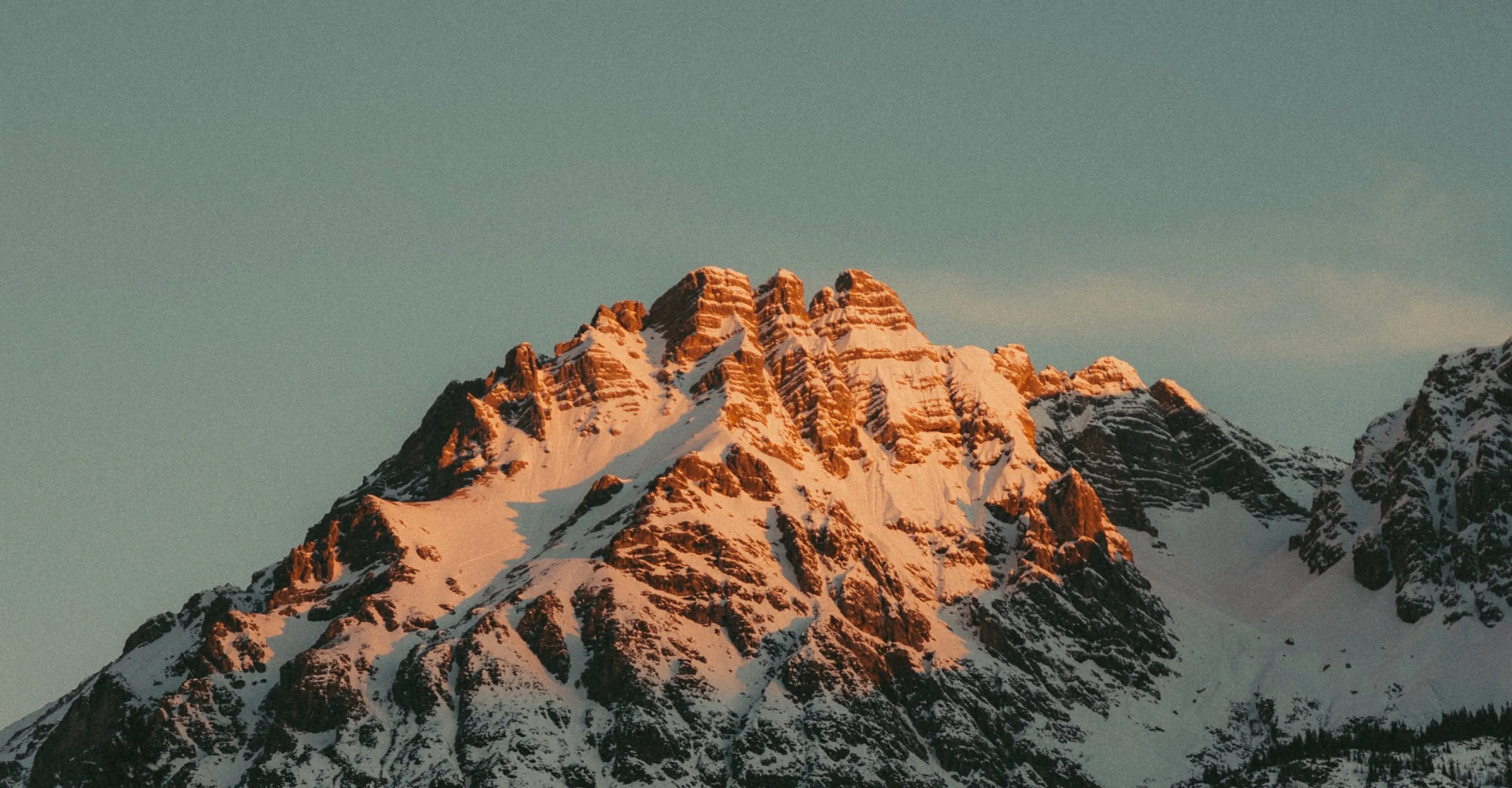Berglandschaft mit schneebedeckten Gipfeln im Sonnenlicht
