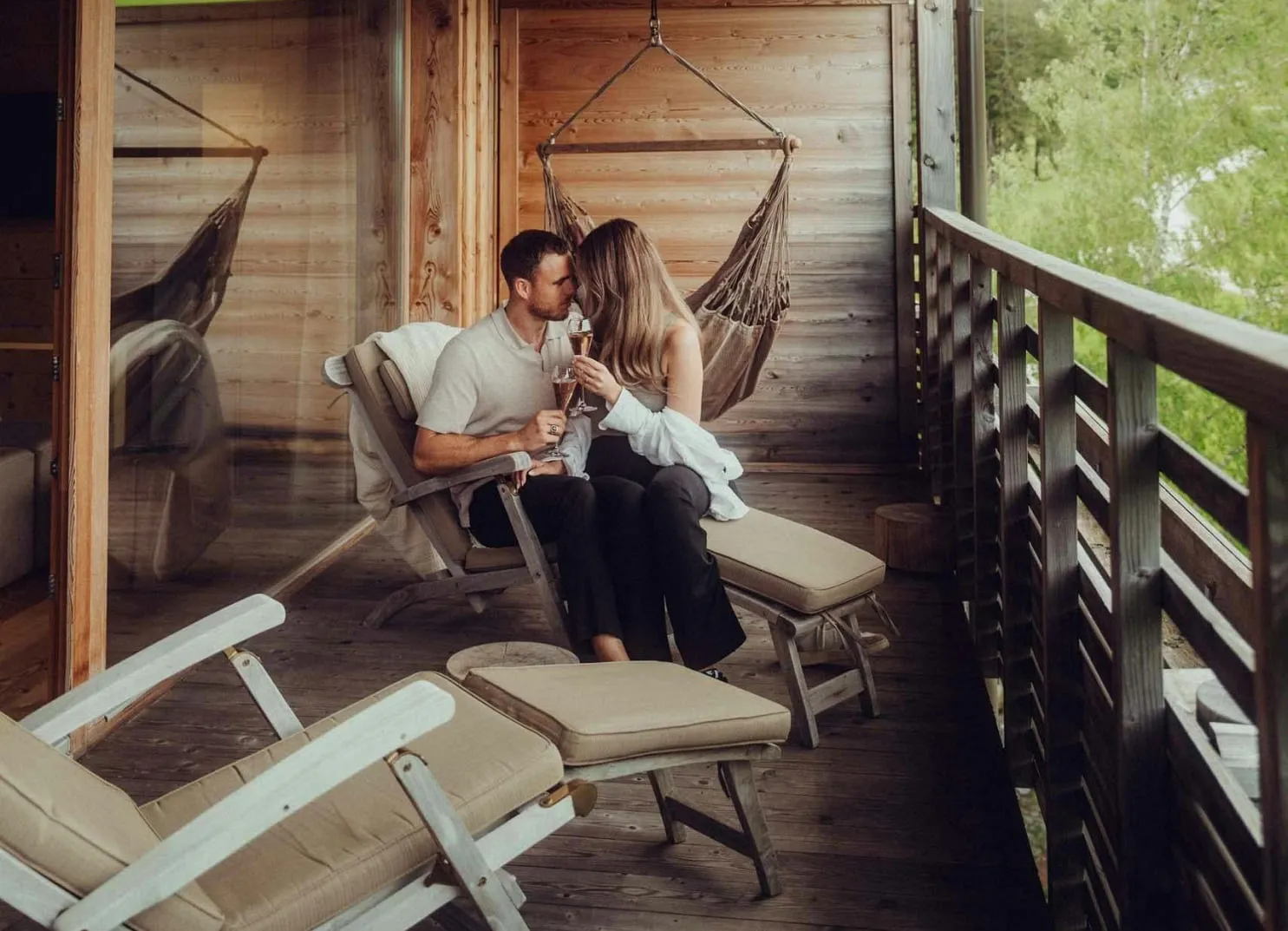 Pärchen sitzt auf einer Veranda und teilt einen Moment miteinander.