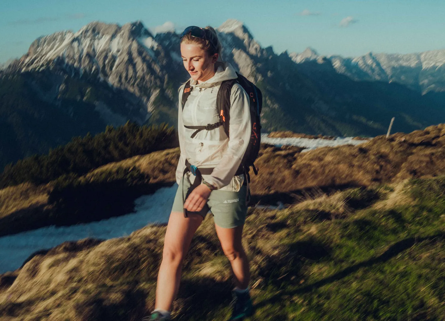 Eine Person wandert in der Nähe des Holzhotels Forsthofalm in Leogang.