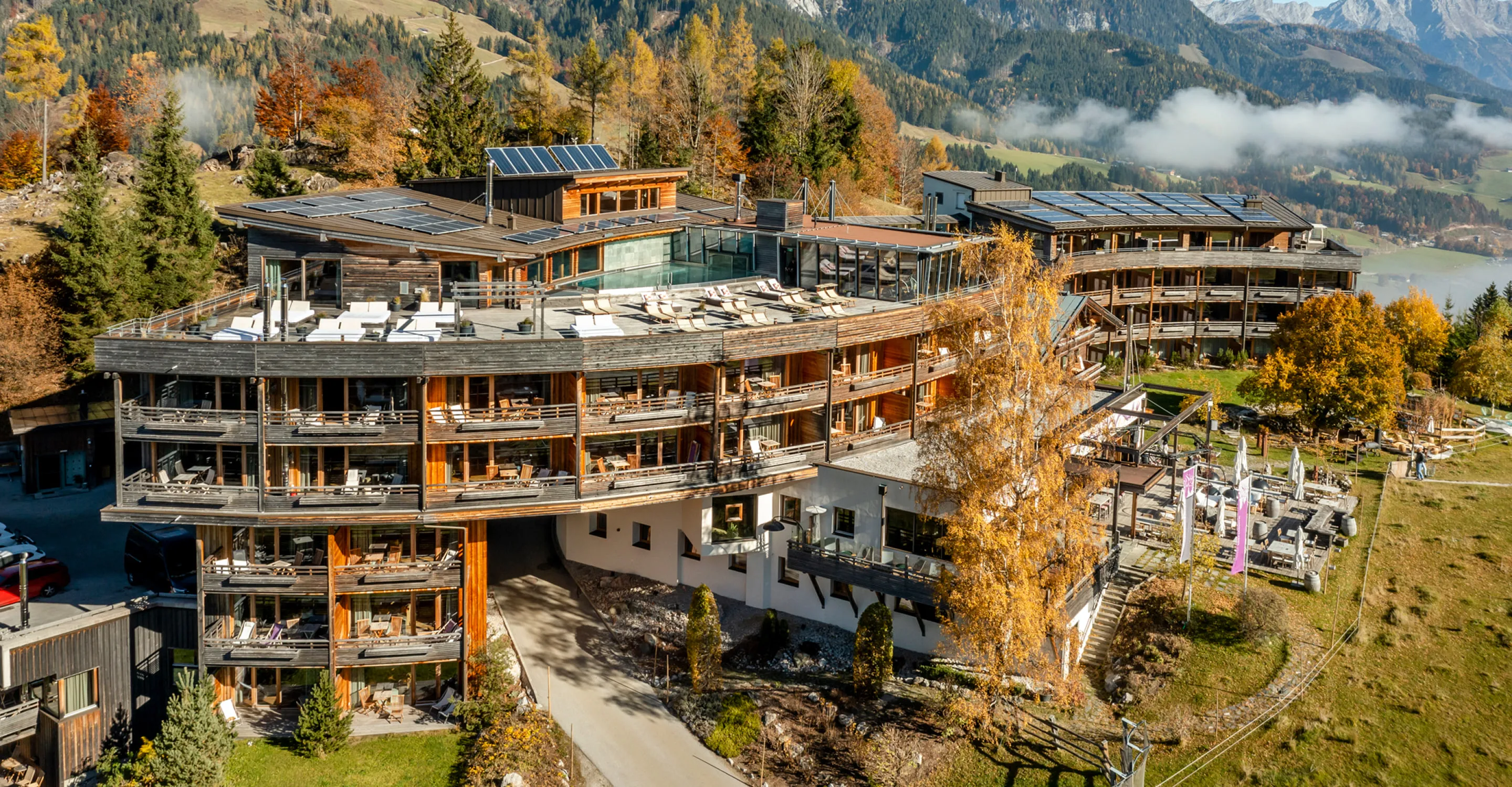 Holzhotel Forsthofalm in Leogang, moderne Architektur umgeben von Natur