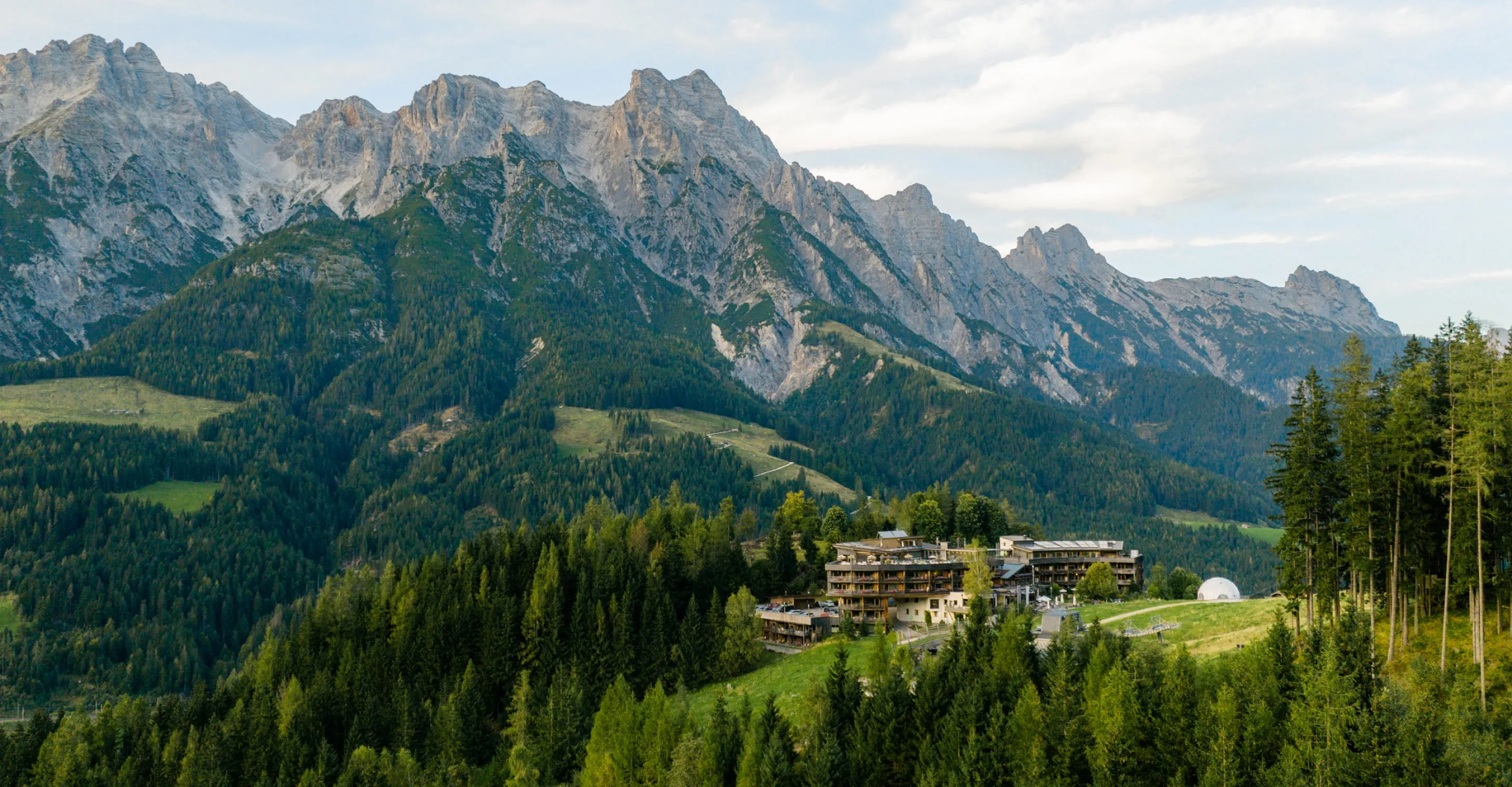 Berglandschaft mit Holzhotel Forsthofalm in Leogang