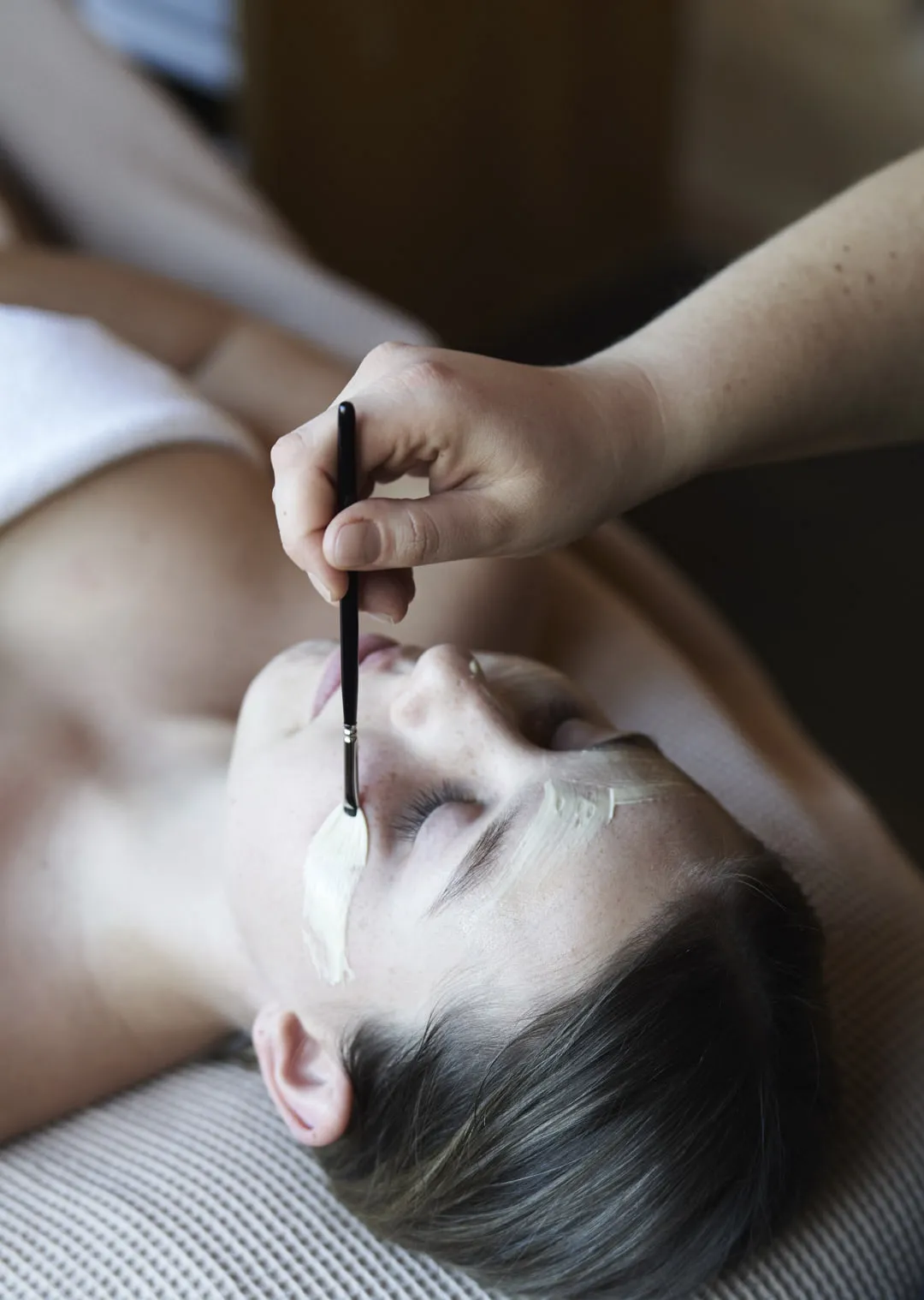 Frau erhält Gesichtspflege in einem Spa in Leogang, Österreich