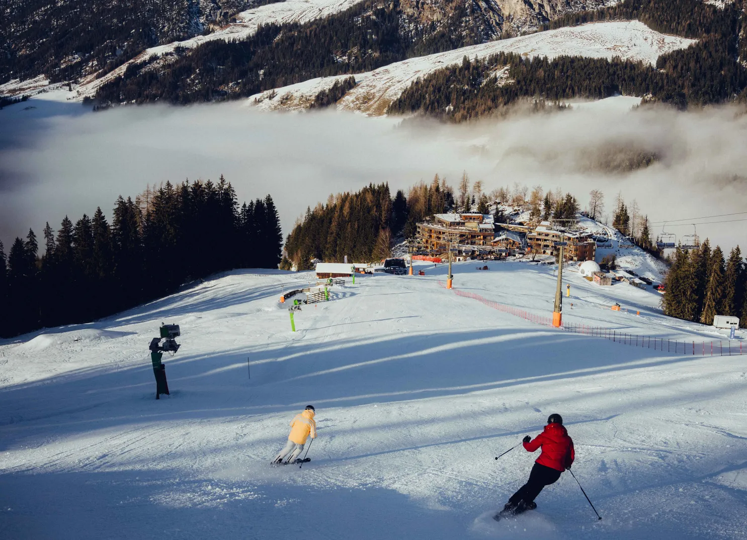 Skigebiet Forsthofalm in Leogang mit Menschen beim Skifahren im Winter
