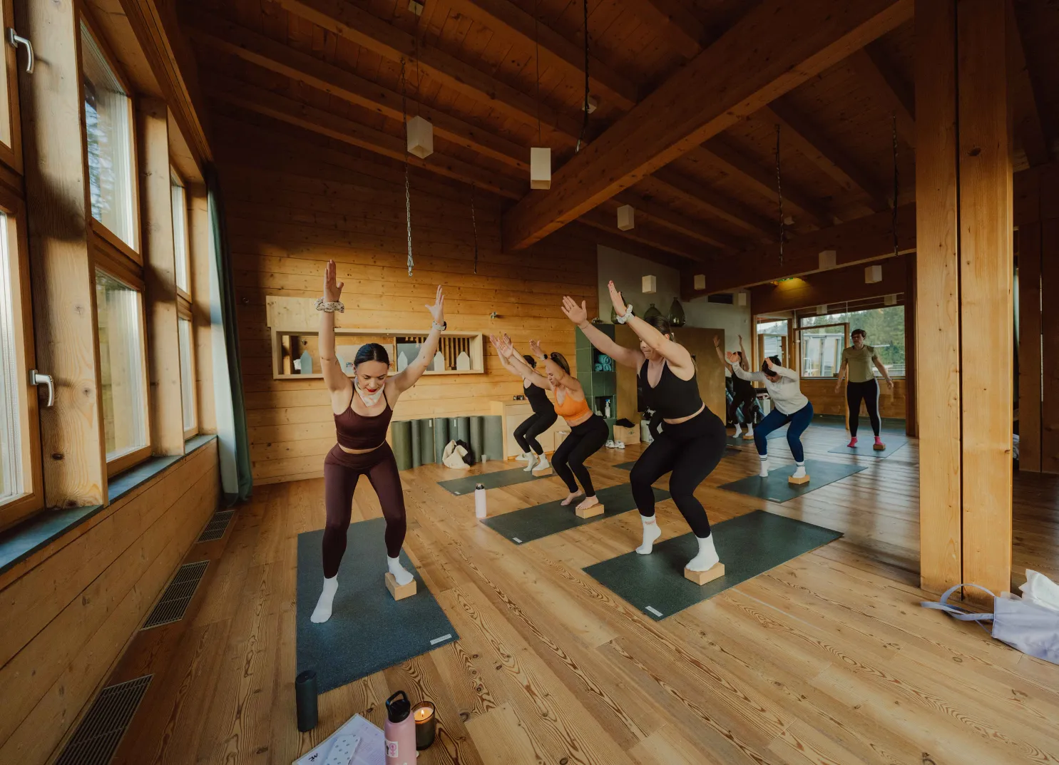 Yoga-Übung in einem gut beleuchteten Raum mit Holzverkleidung