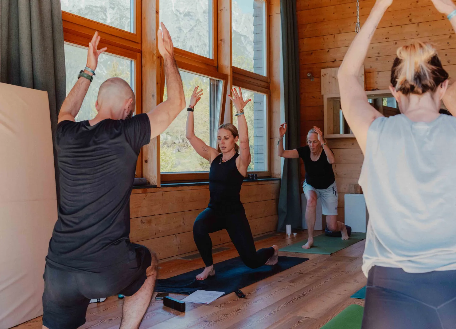 Yogastunde mit Teilnehmern in einem Holzraum