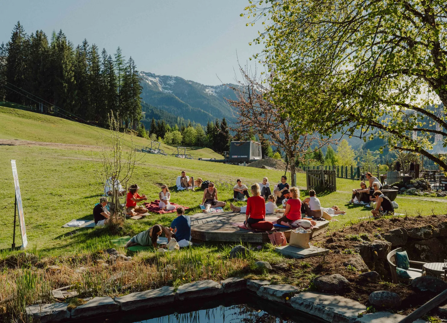 Menschen beim Yoga-Festival in den Bergen 2026